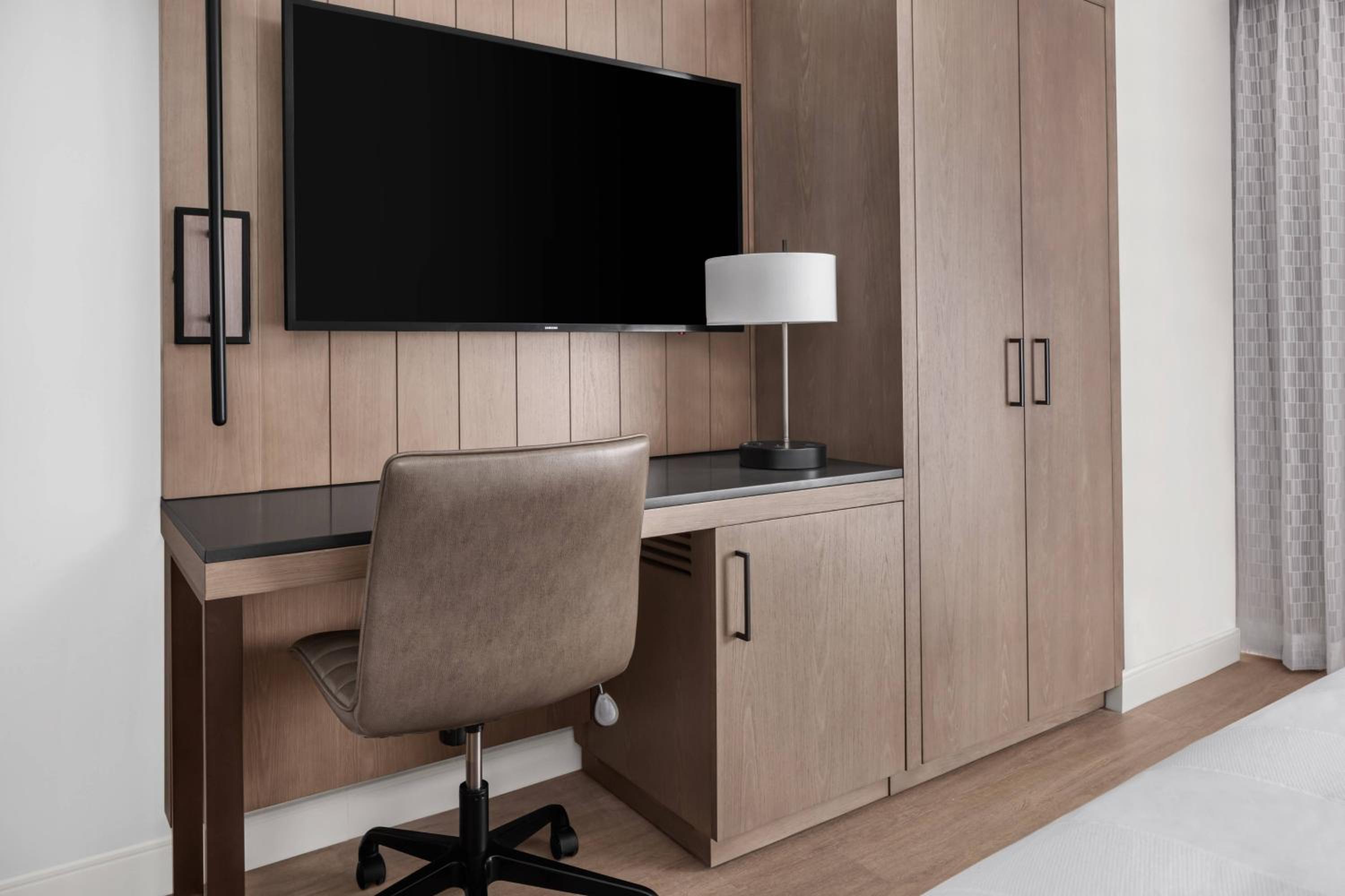 King Room - Mobility/Hearing Accessible with Bathtub - Club Lounge Access photo 2