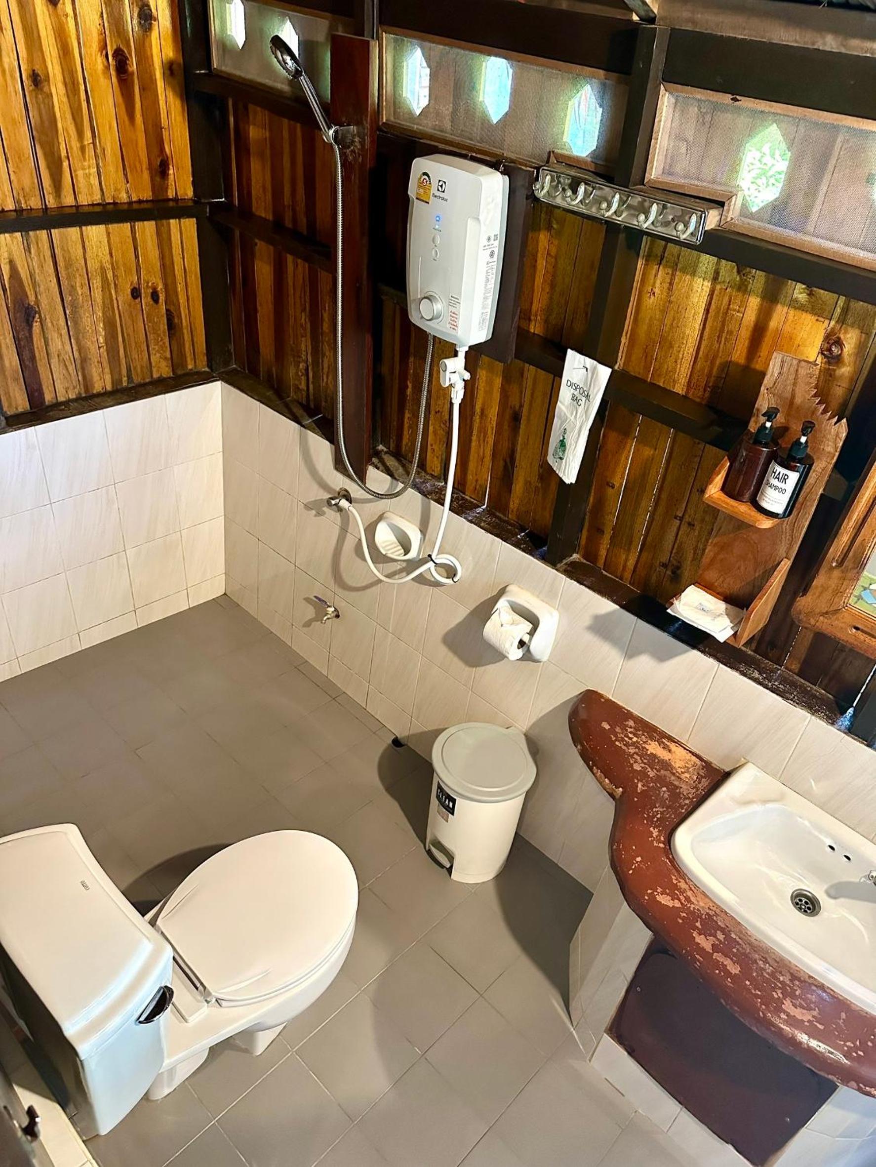 Beach Front Bungalow - Fan Room - Photo 11