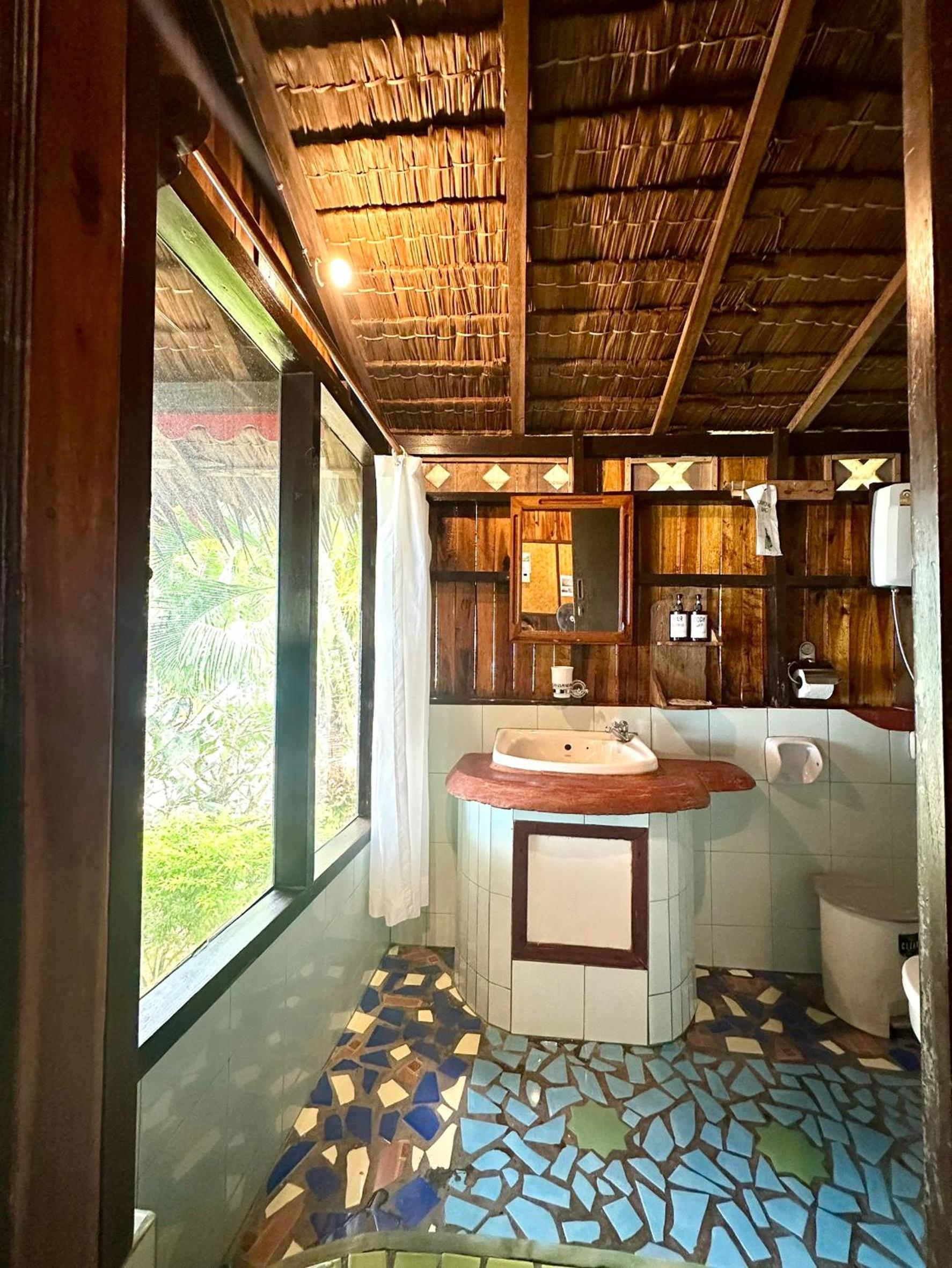 Bungalow with Balcony - Fan Room - Photo 9
