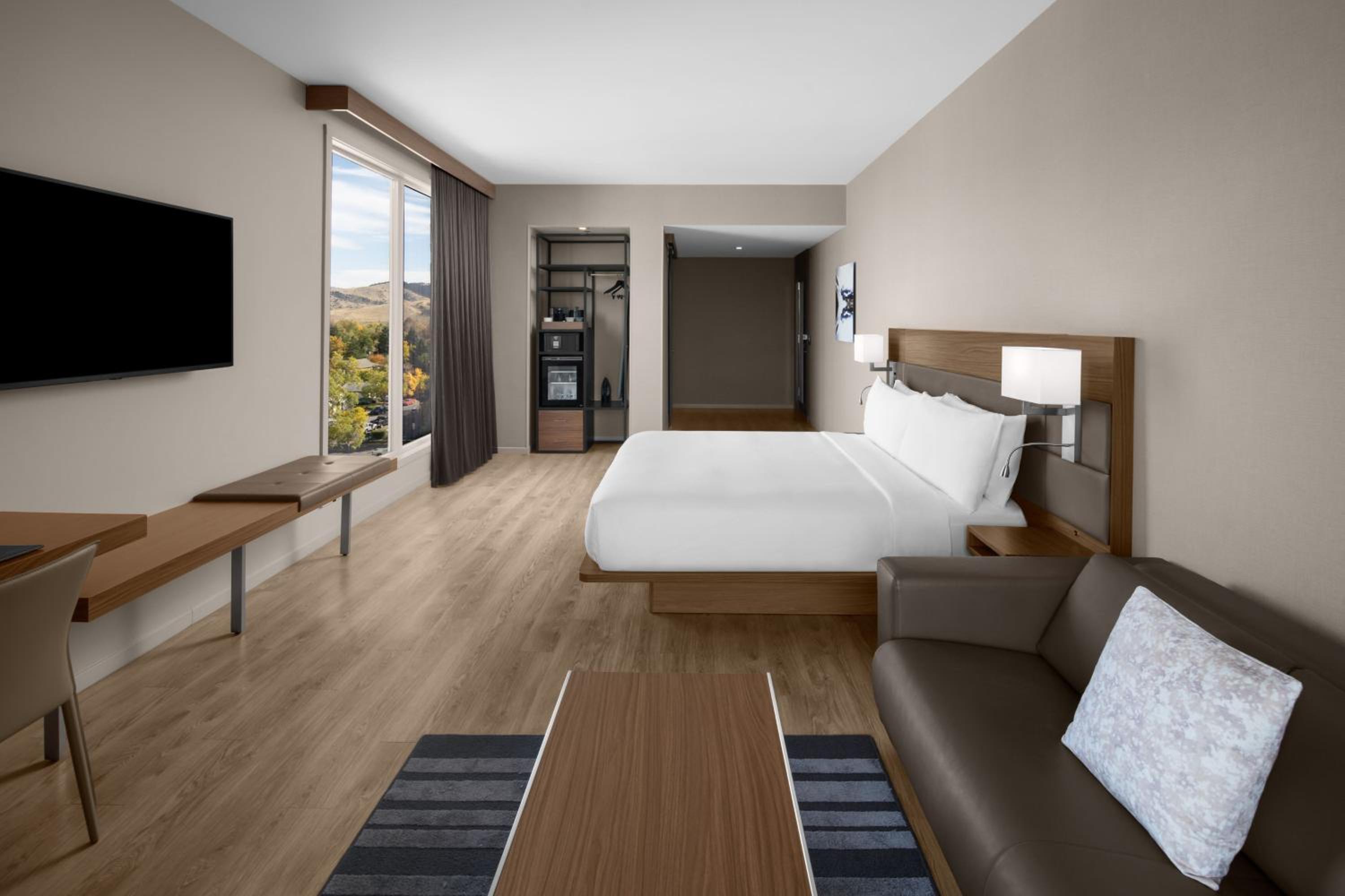 King Room with Mountain View - High Floor - Photo 1