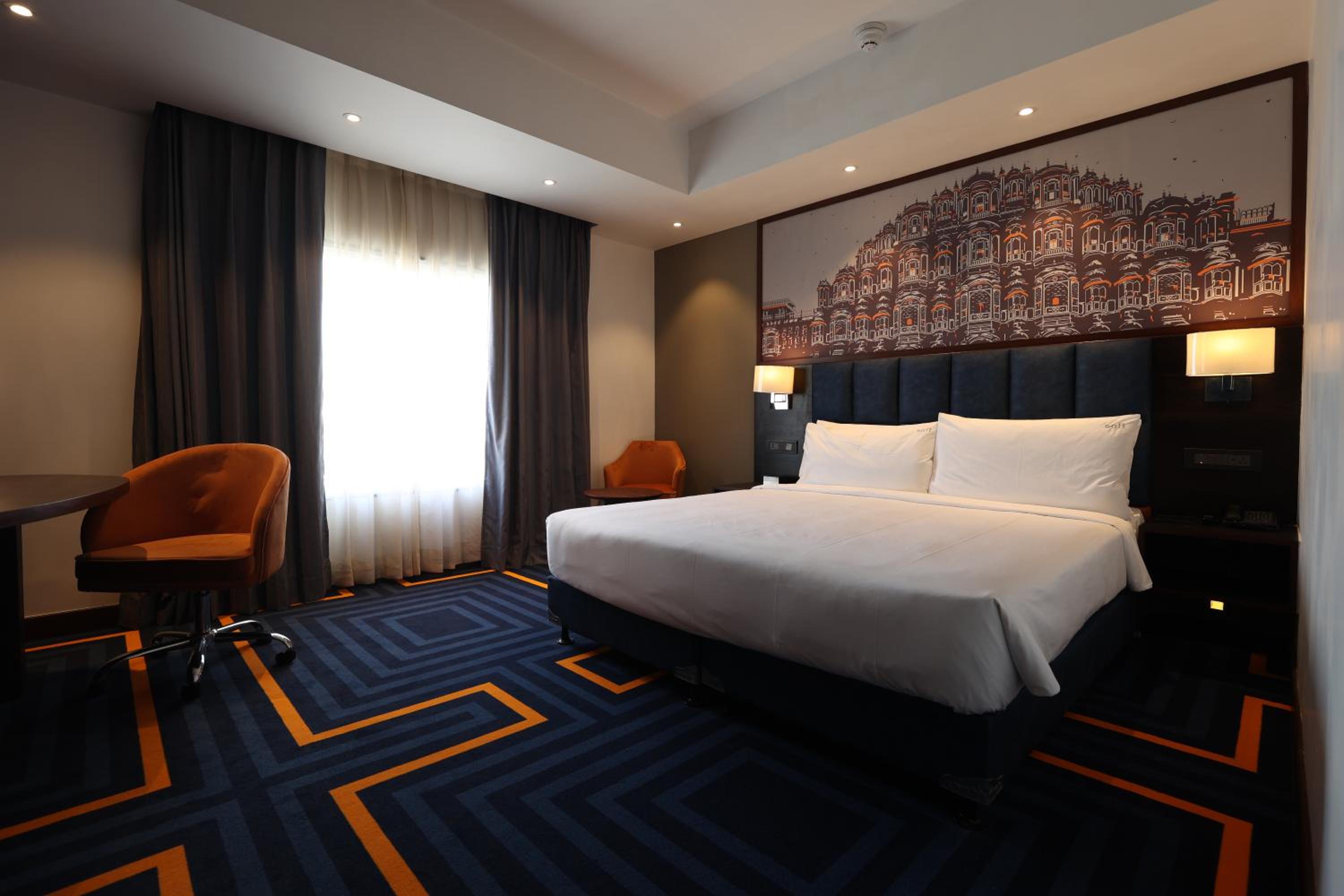 Standard King Room - High Floor: Buy 1 get 1 Happy Hours (11 am-11pm) at Express Cafe&Bar, Rs250 Meal Credit on purchase of F&Soft Bev. of Rs1000(T&C Apply), Complimentary Hi-Tea (4pm-6pm), 15% off on Cab Charges when prebooked atleast 1 day in advance - Photo 1