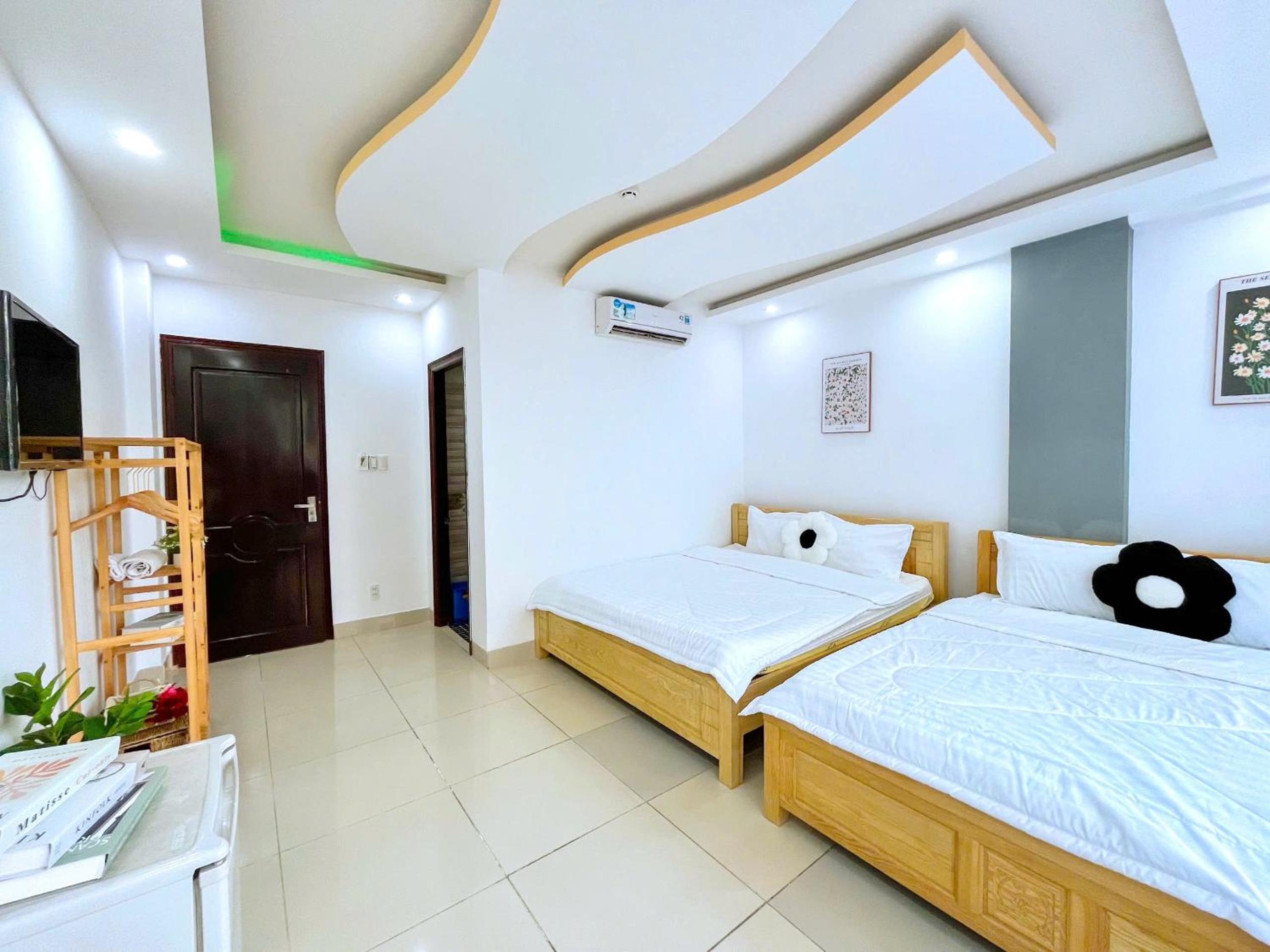 Quadruple Room With Balcony - Photo 11