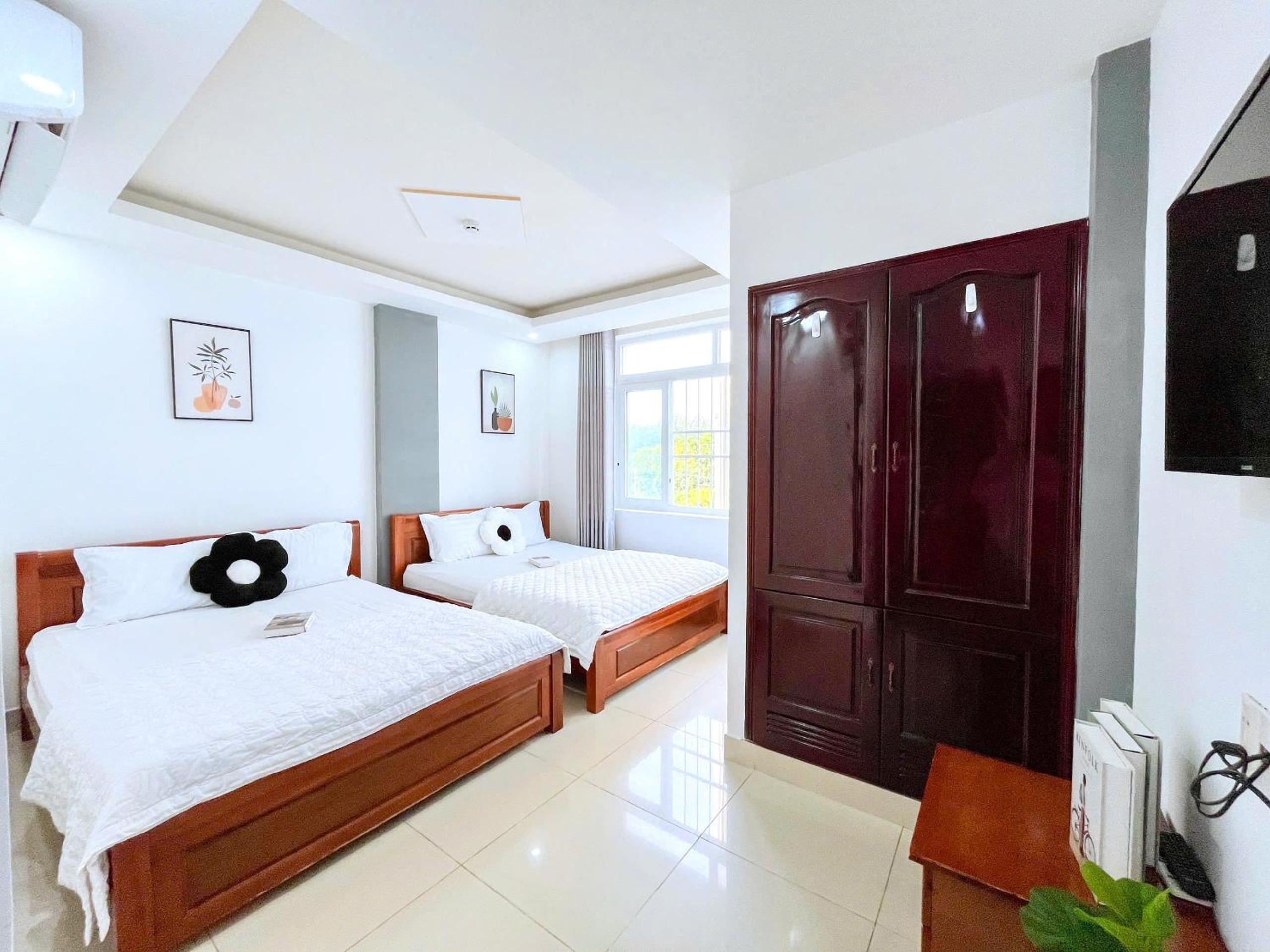 Quadruple Room With Balcony - Photo 9