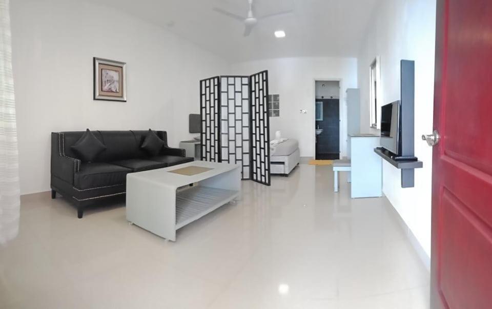 Deluxe Double Room (2 Adults + 1 Child) - Photo 1