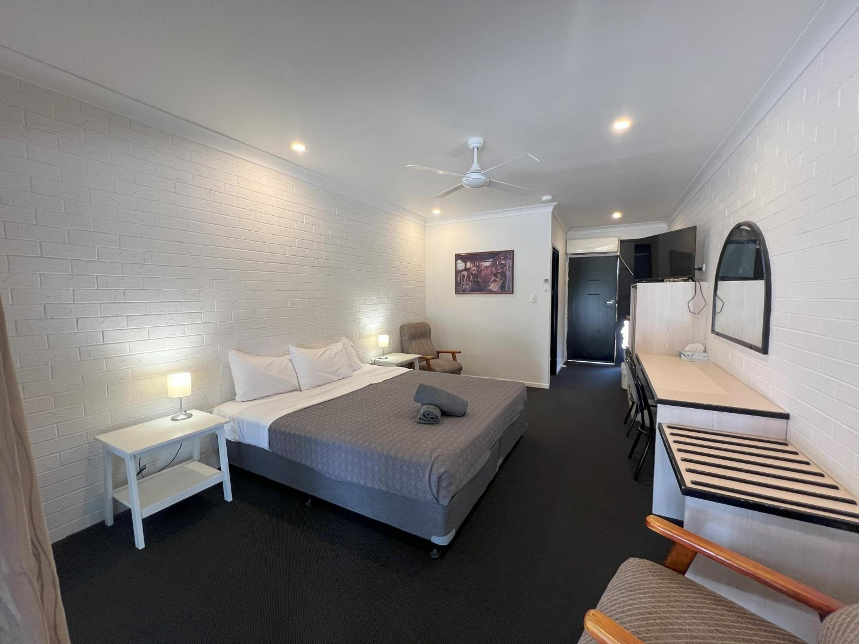 Deluxe King Room - Photo 6
