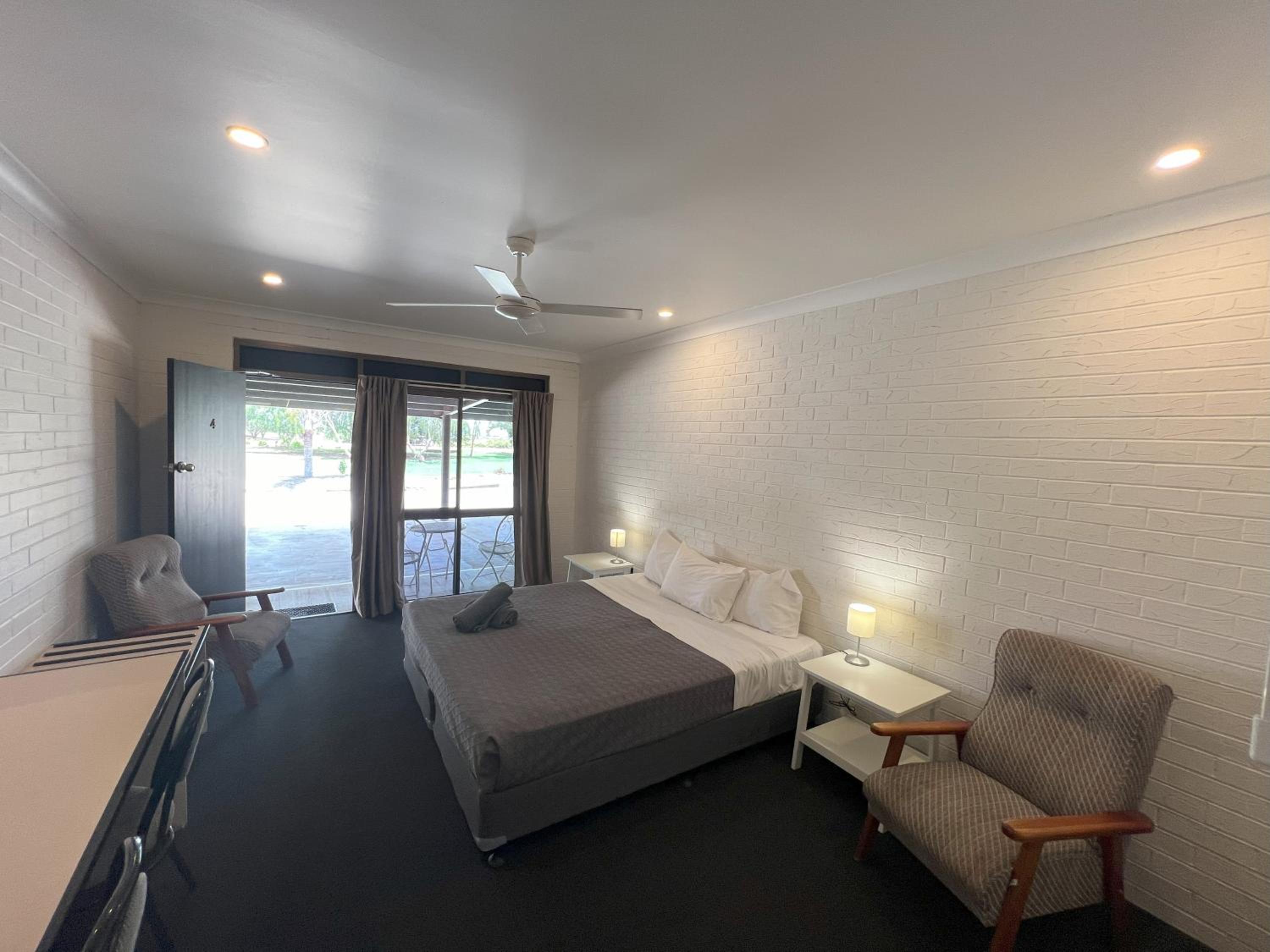 Deluxe King Room - Photo 5