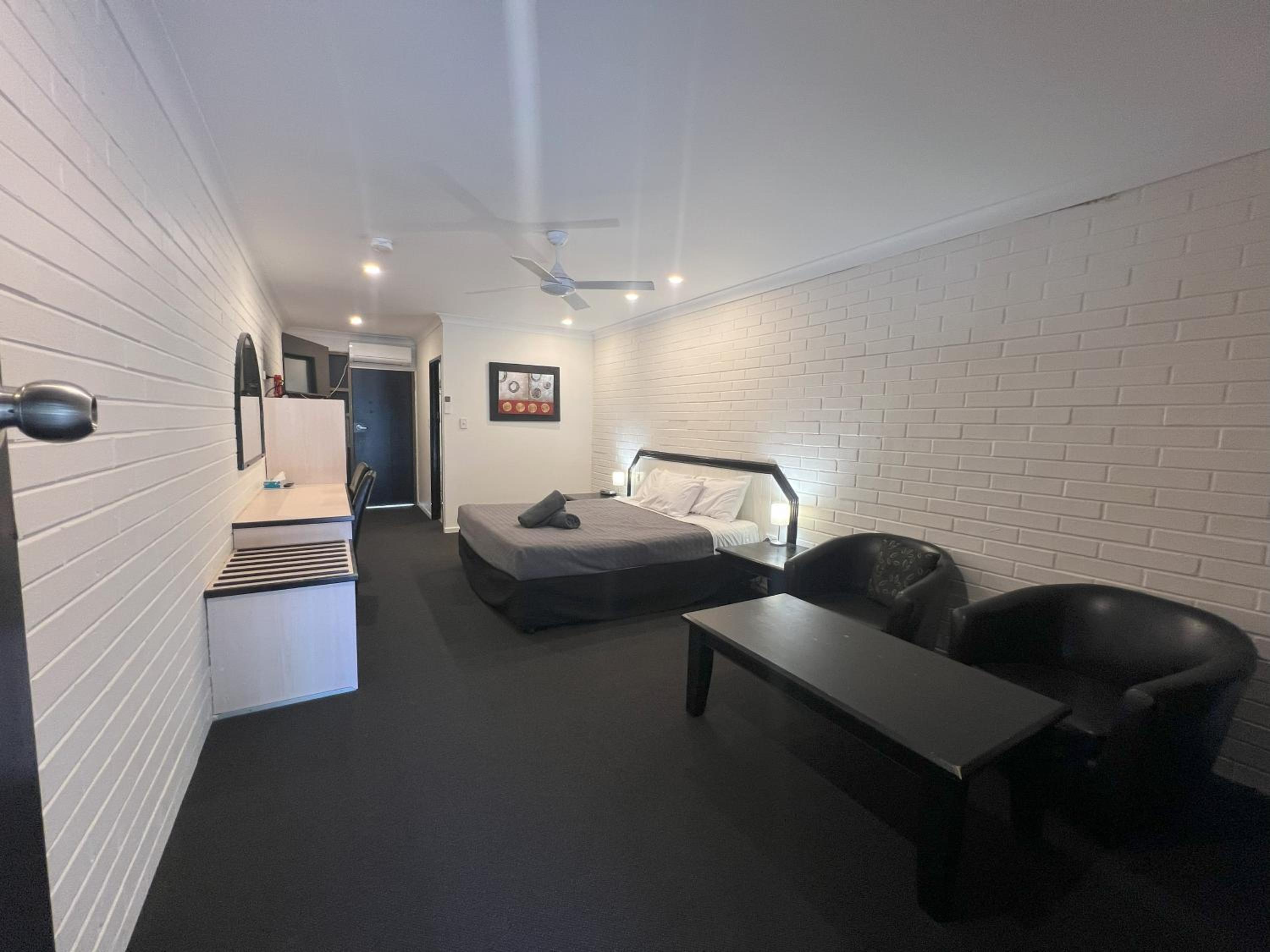 Deluxe King Room - Photo 4