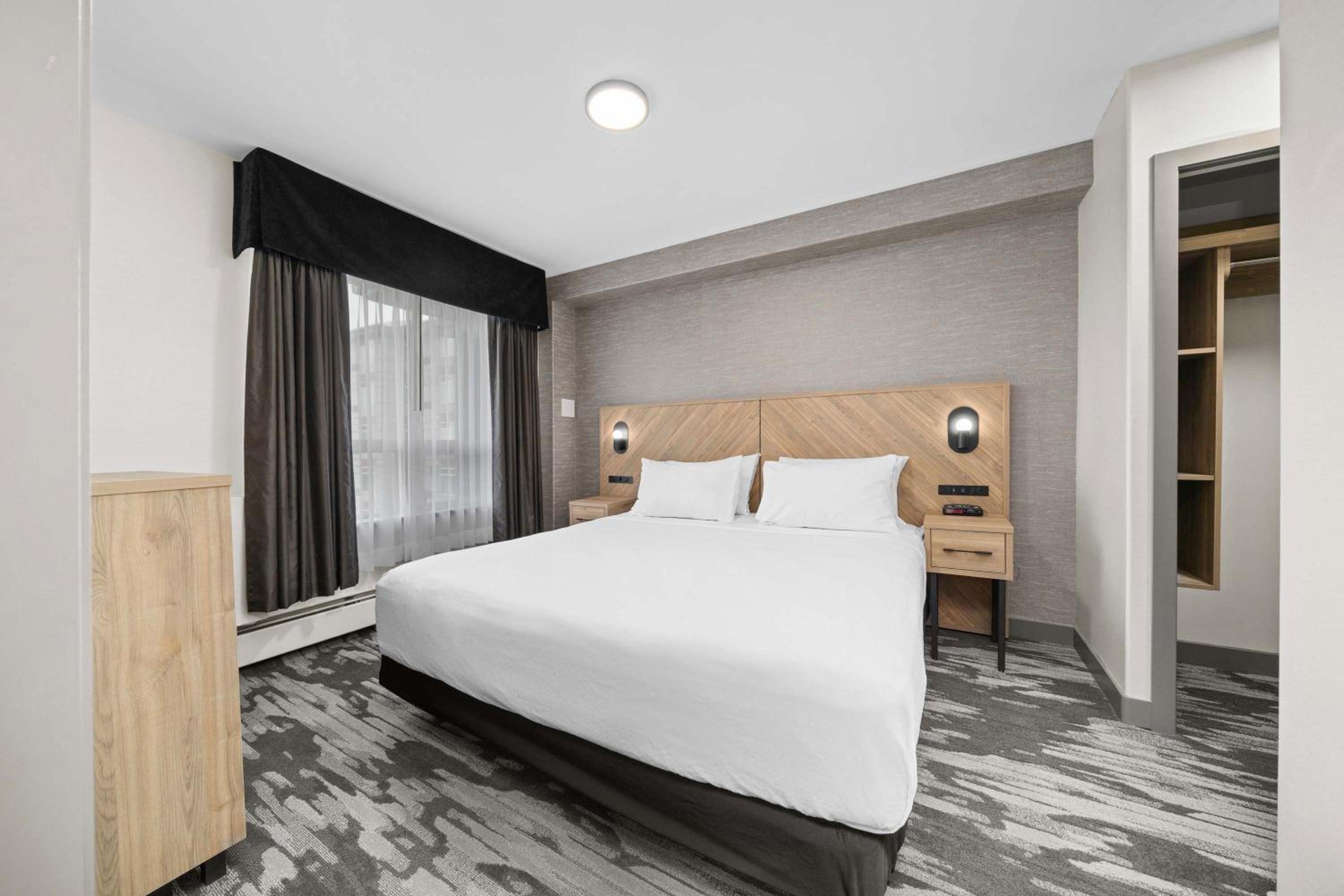 Grand Suite, 1 King Bed, Sofa Bed, Kitchenette