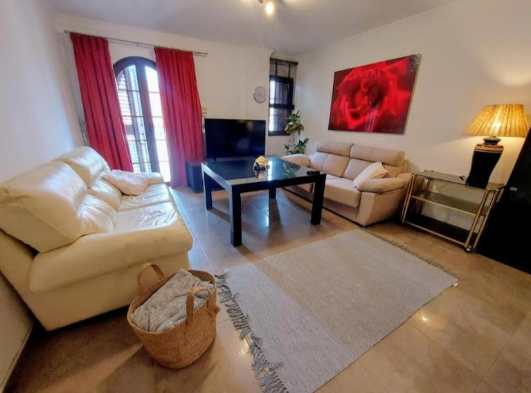 Apartamento de lujo de dos habitaciones con balcón