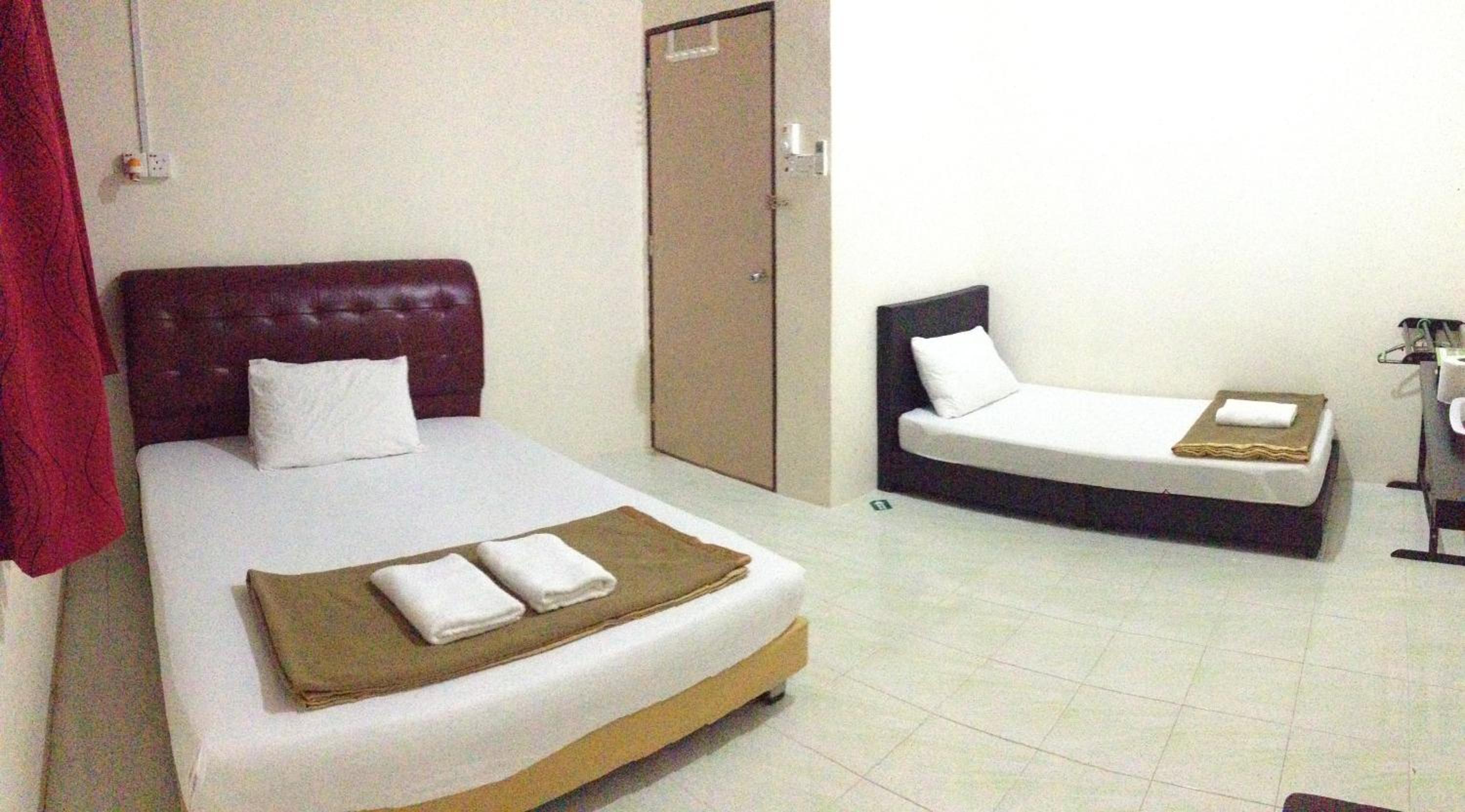 Economy Triple Room - Photo 5
