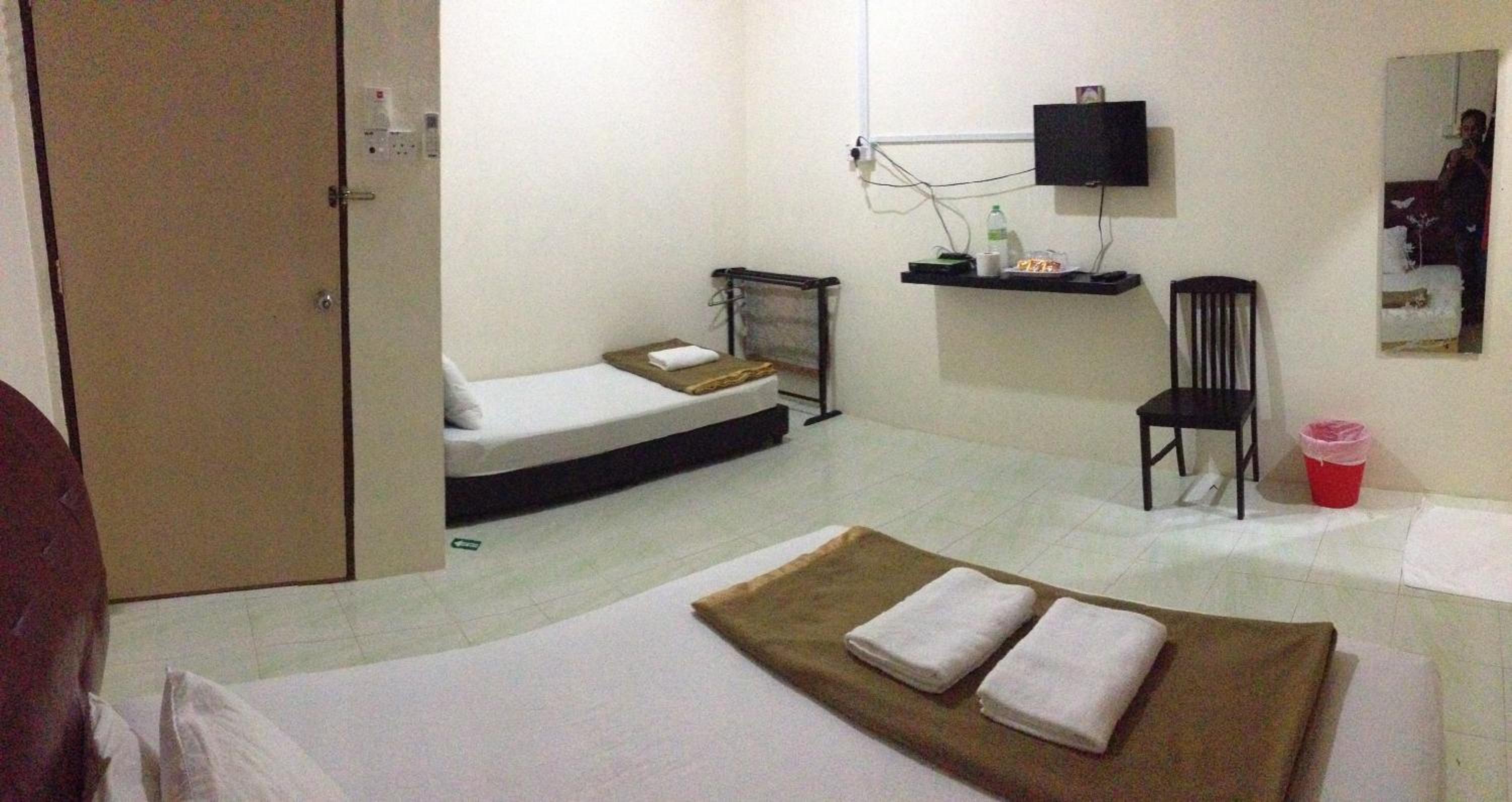 Economy Triple Room - Photo 7