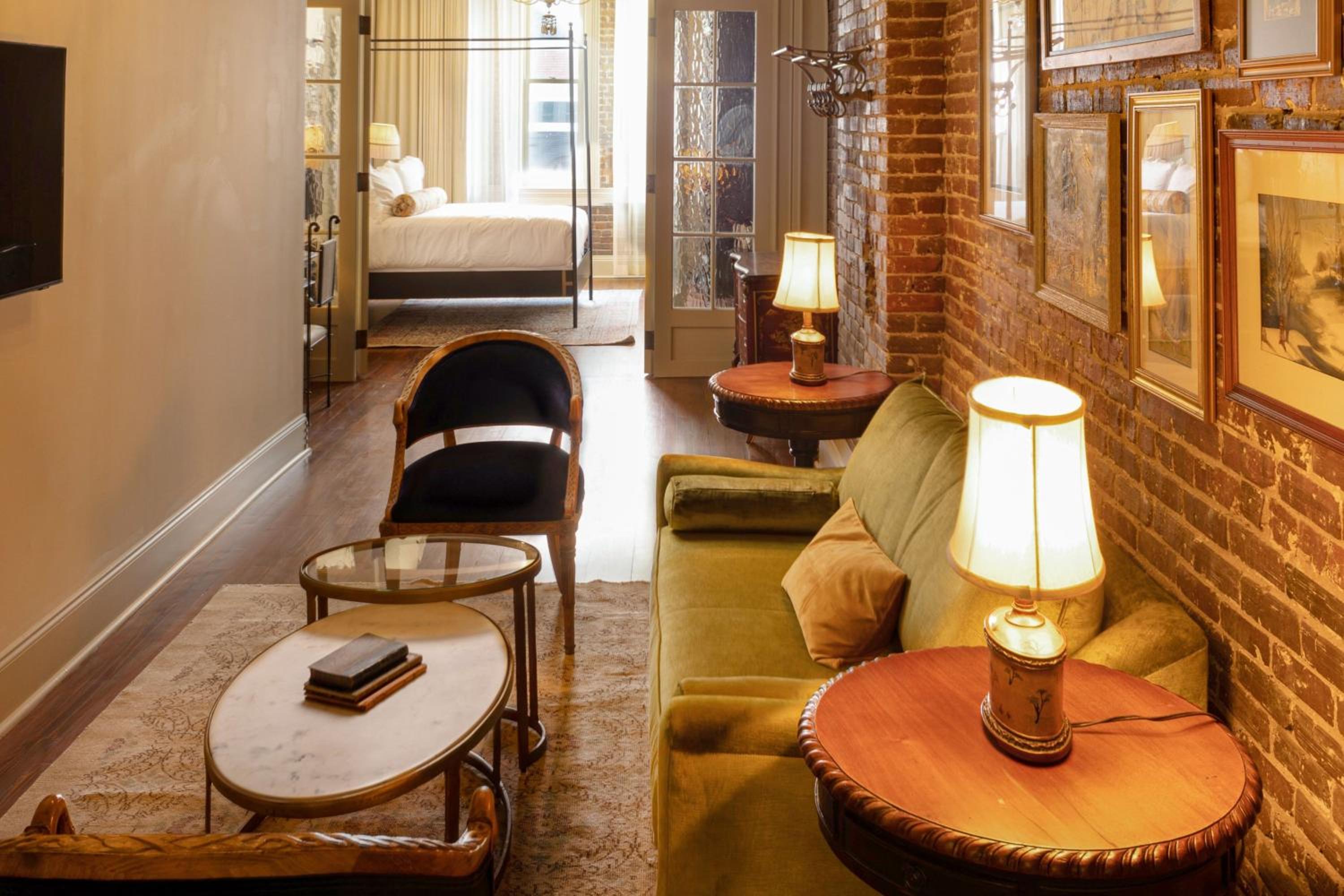 Luxury Queen Suite with Street View - Photo 1