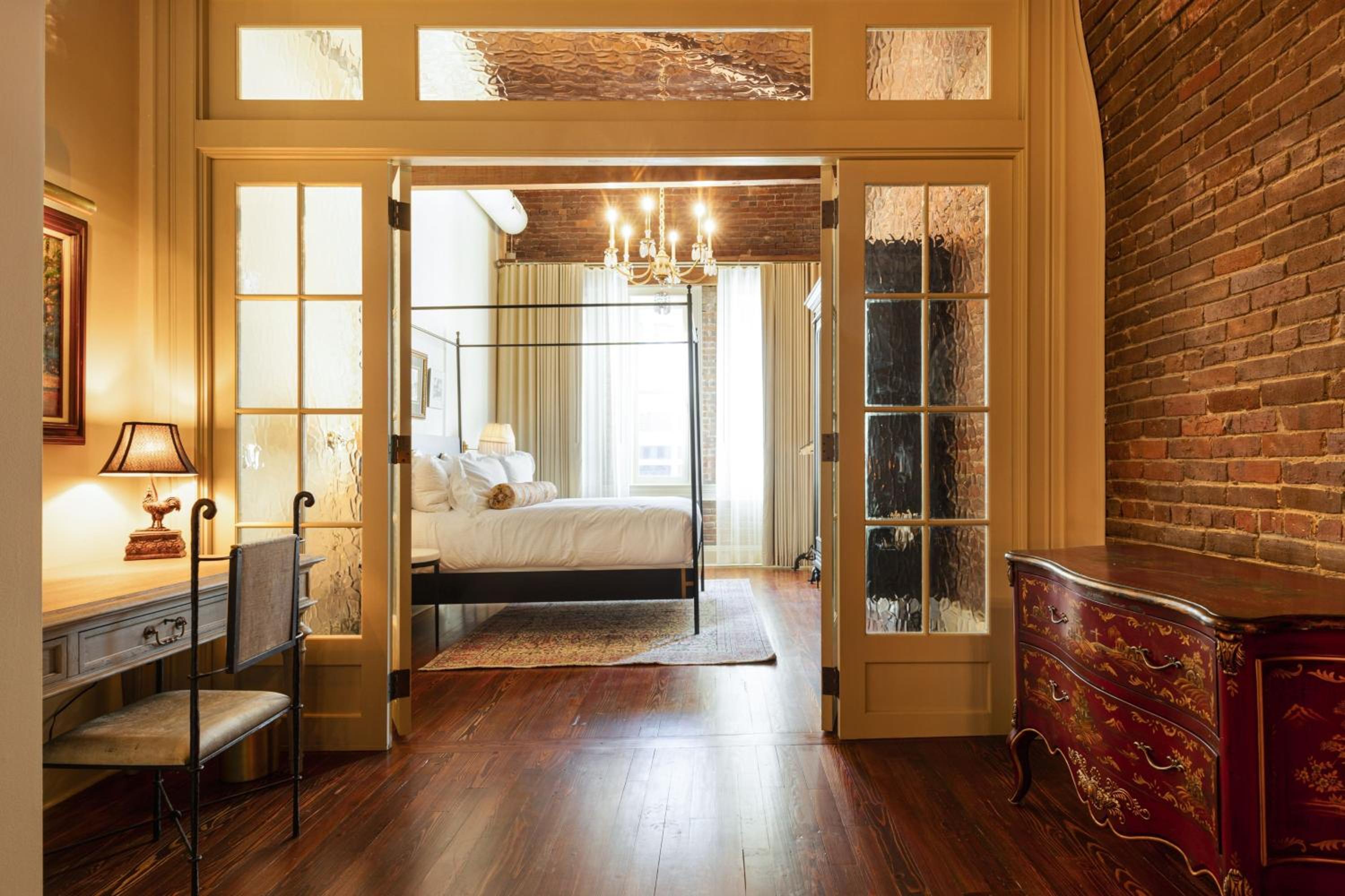 Luxury Queen Suite with Street View - Photo 6