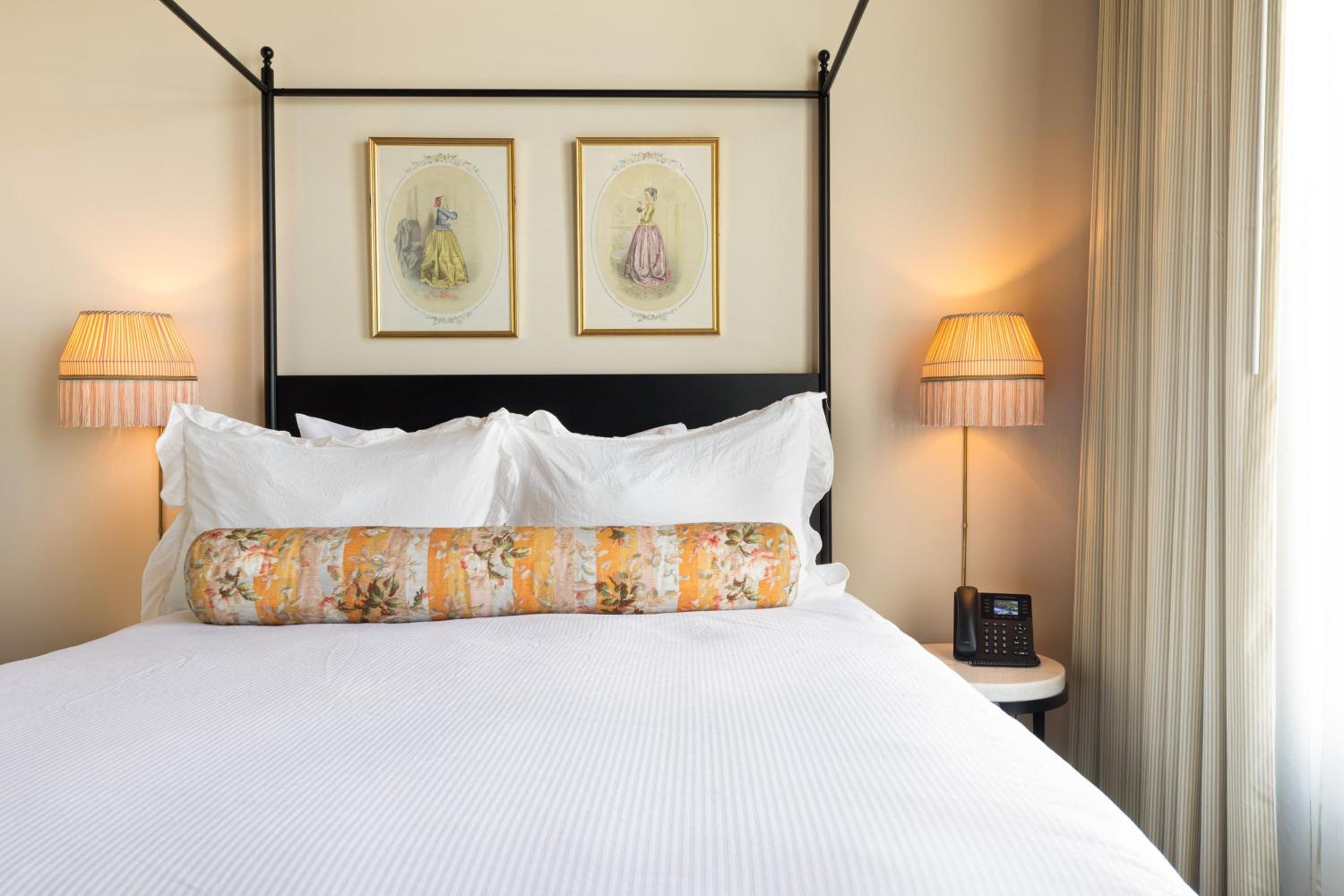 Luxury Queen Suite with Street View - Photo 4