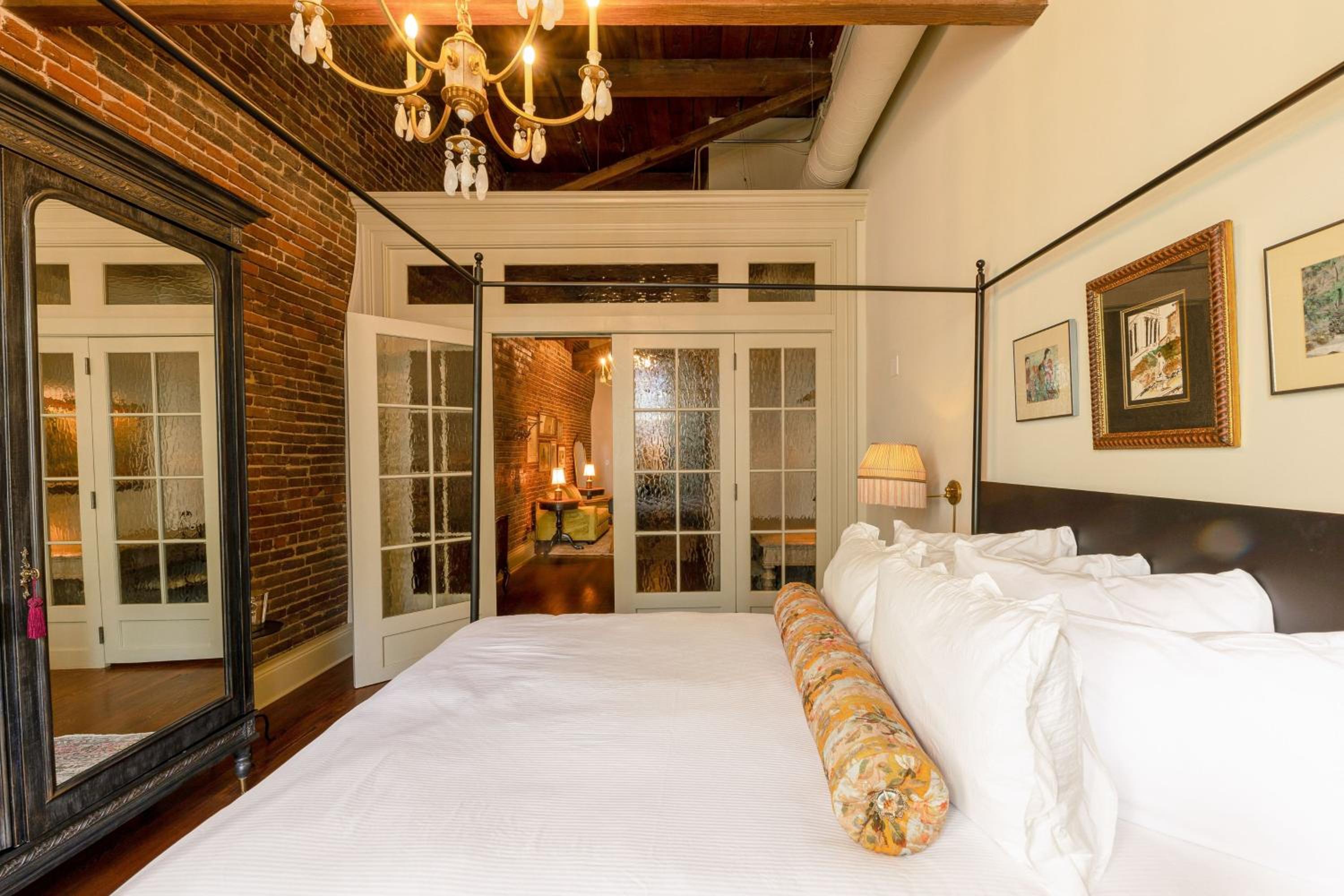 Luxury Queen Suite with Street View - Photo 5