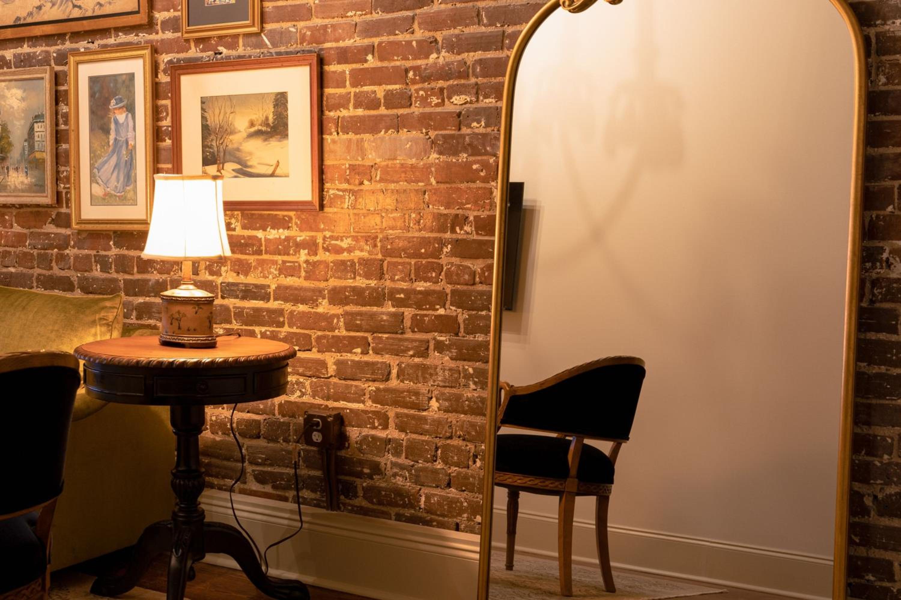 Luxury Queen Suite with Street View - Photo 3
