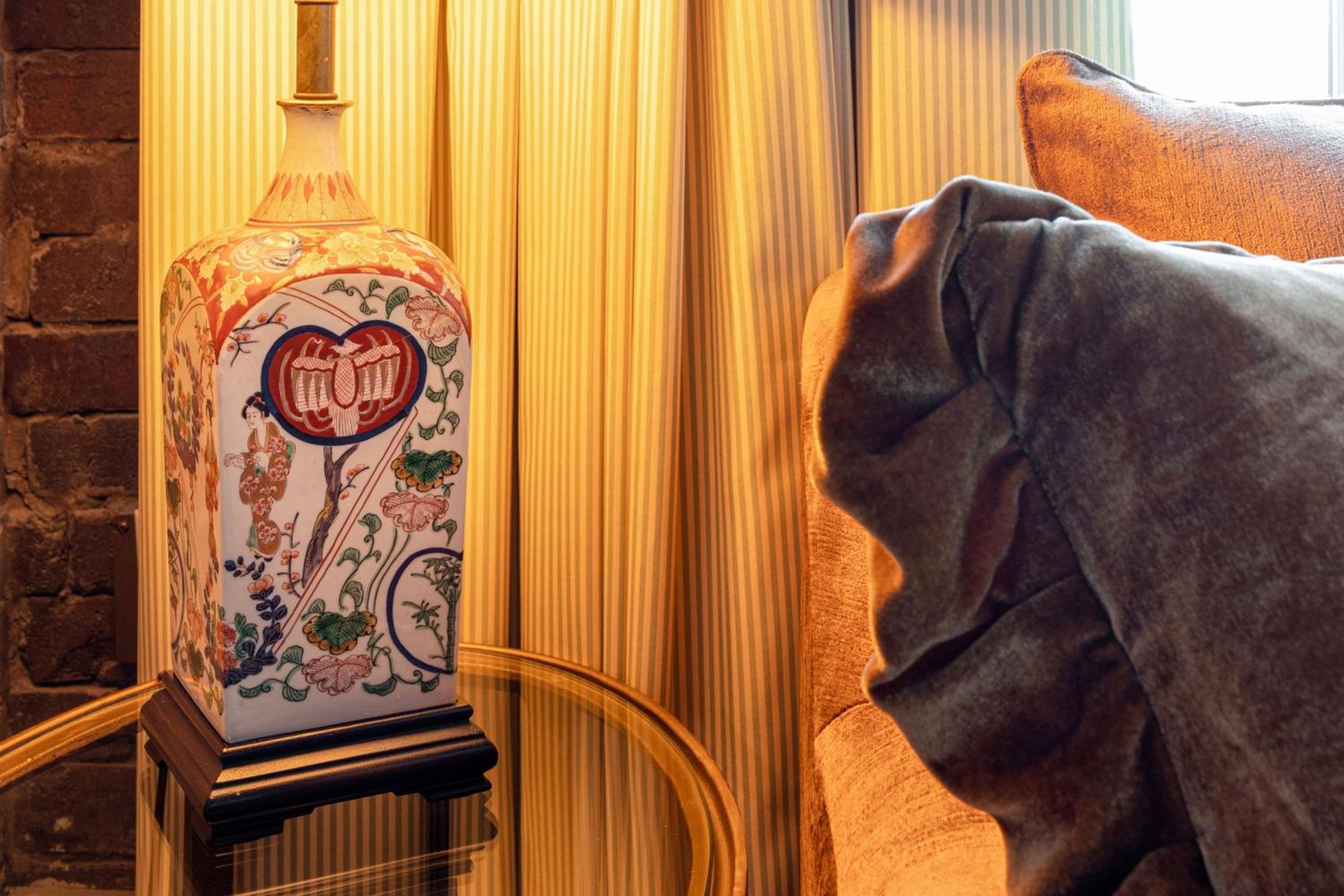 Queen Suite with City View - Photo 2