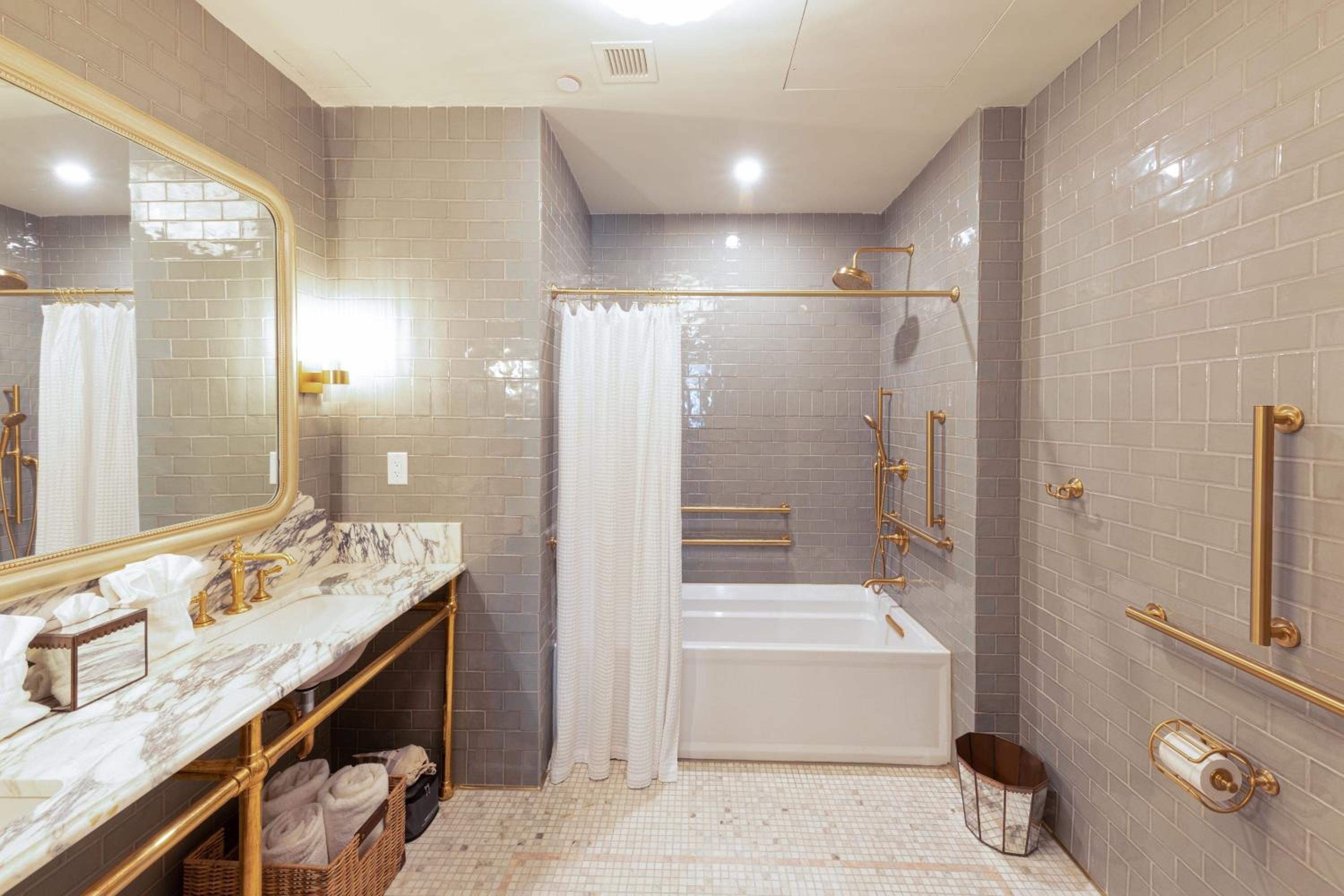 Luxury Queen Suite with Street View - Photo 7