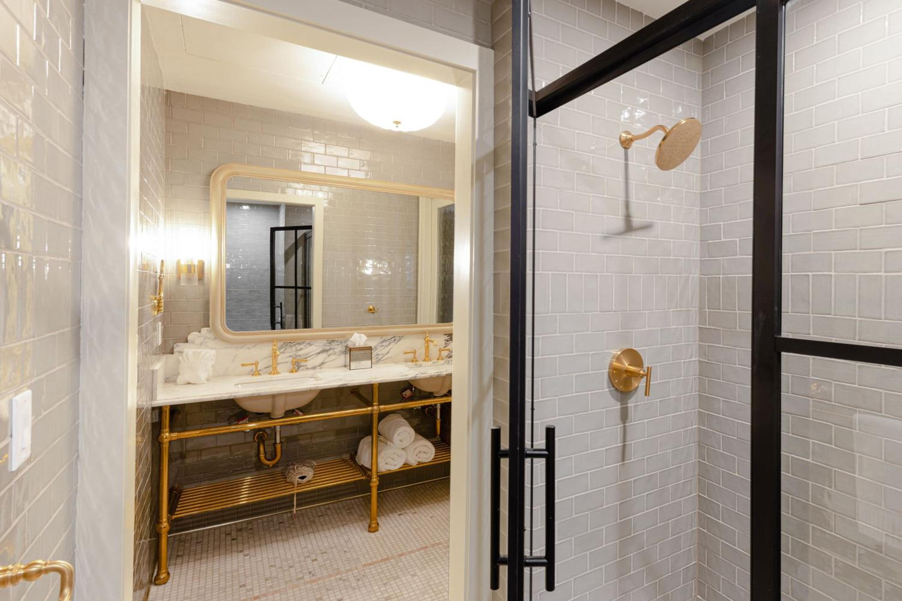Queen Suite with City View - Photo 3