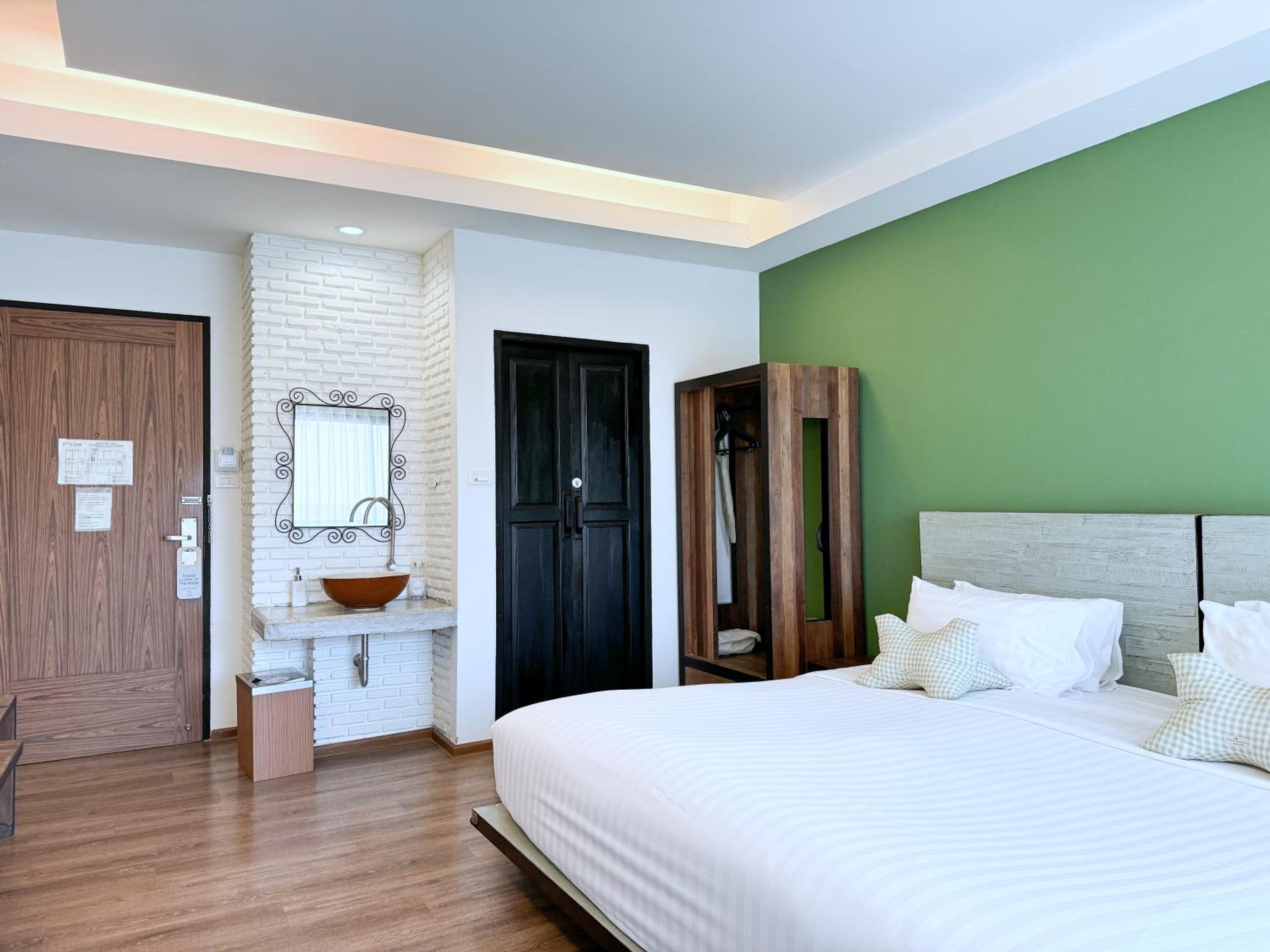 Deluxe Double Room - Photo 8