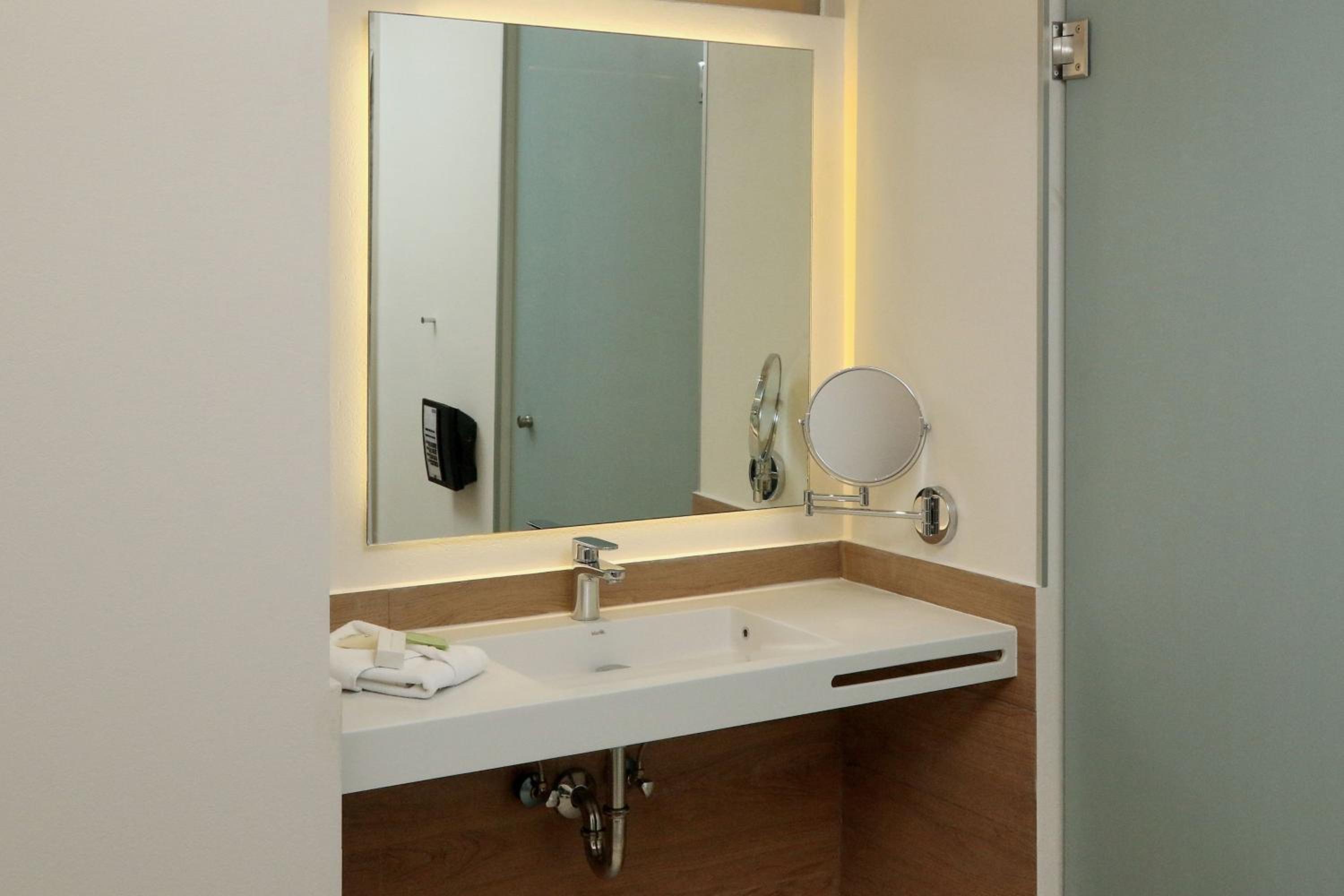 Standard Queen Room - Photo 5