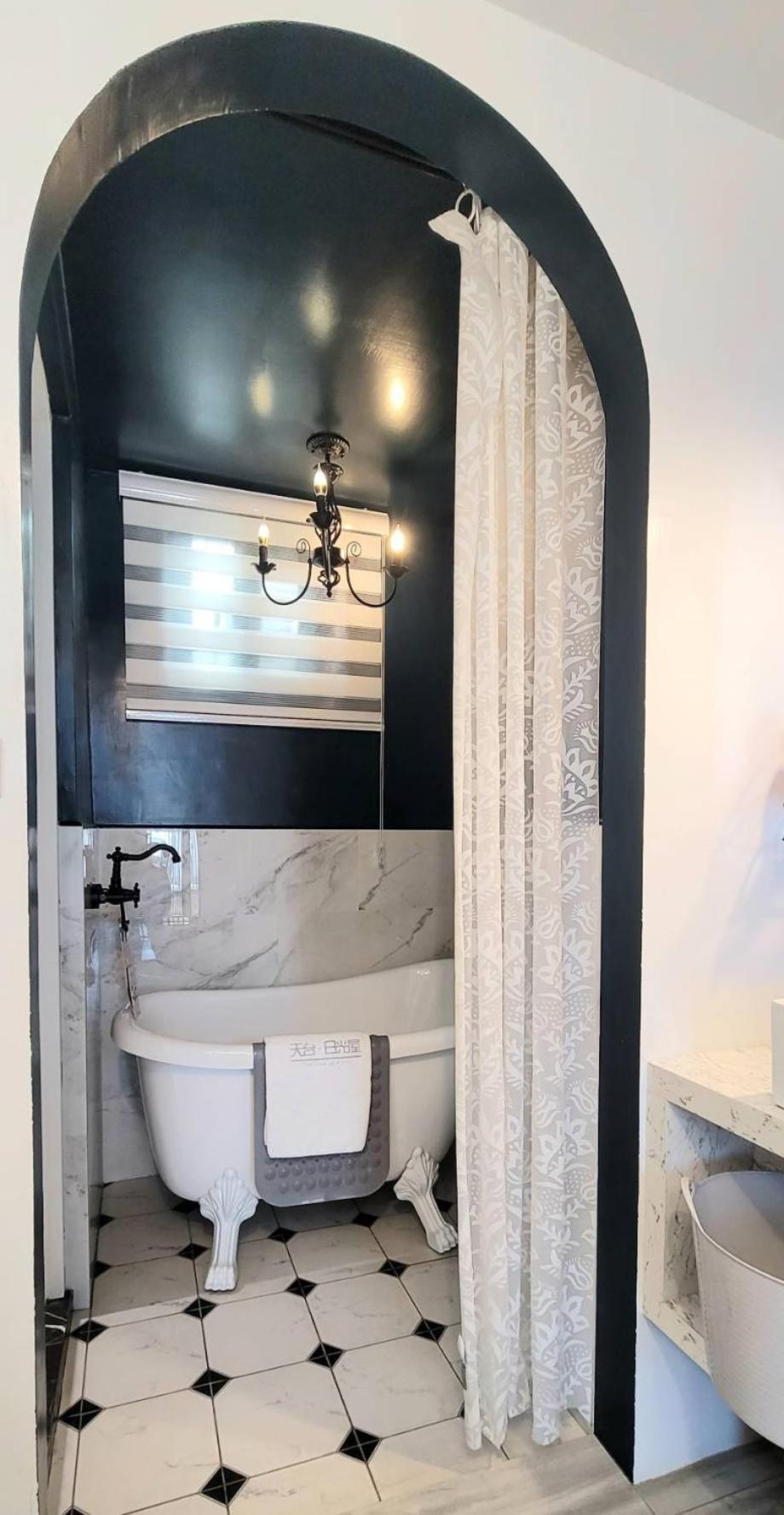 Deluxe Double Room with Bath - Photo 6