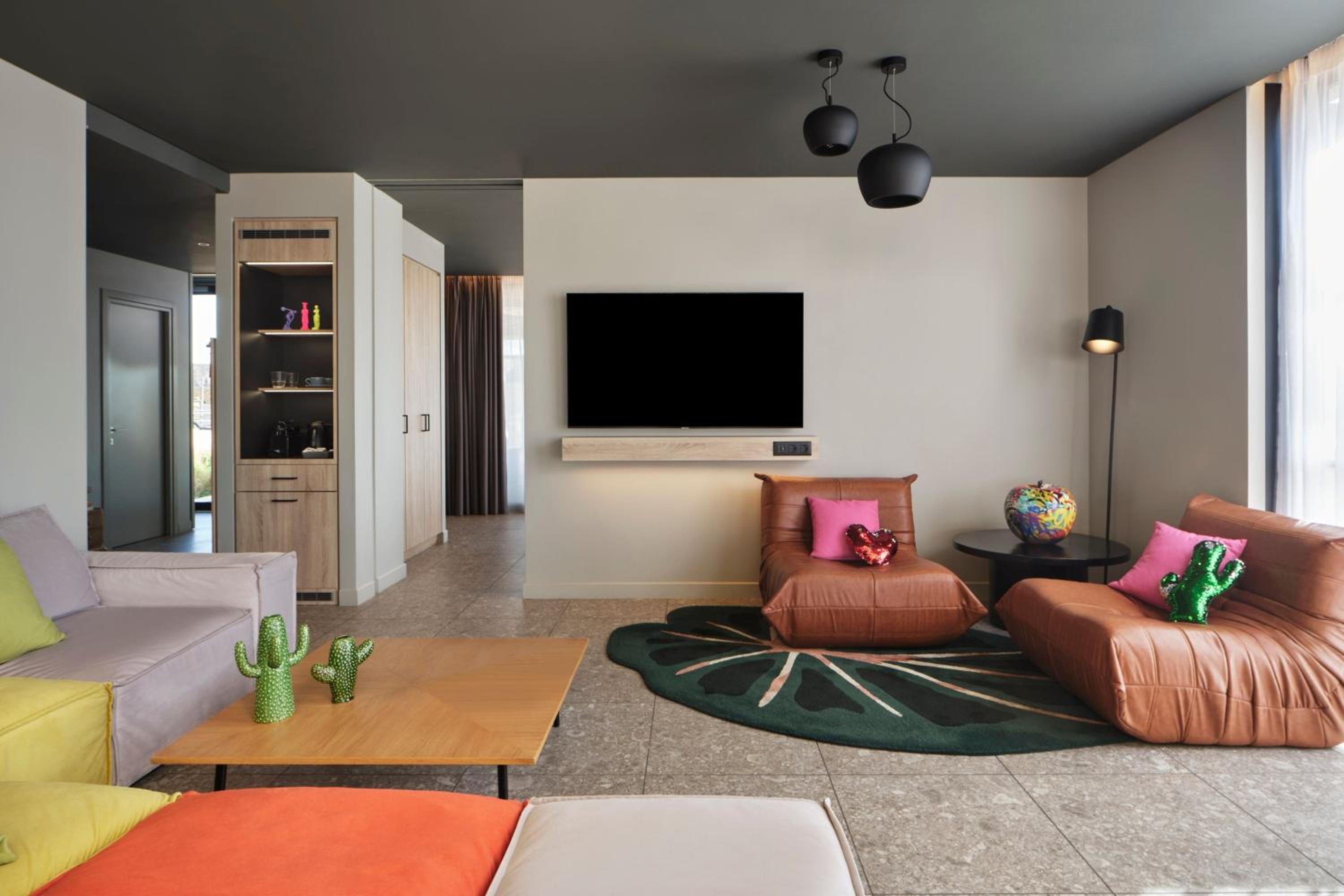 Moxyfied One-Bedroom Presidential King Suite