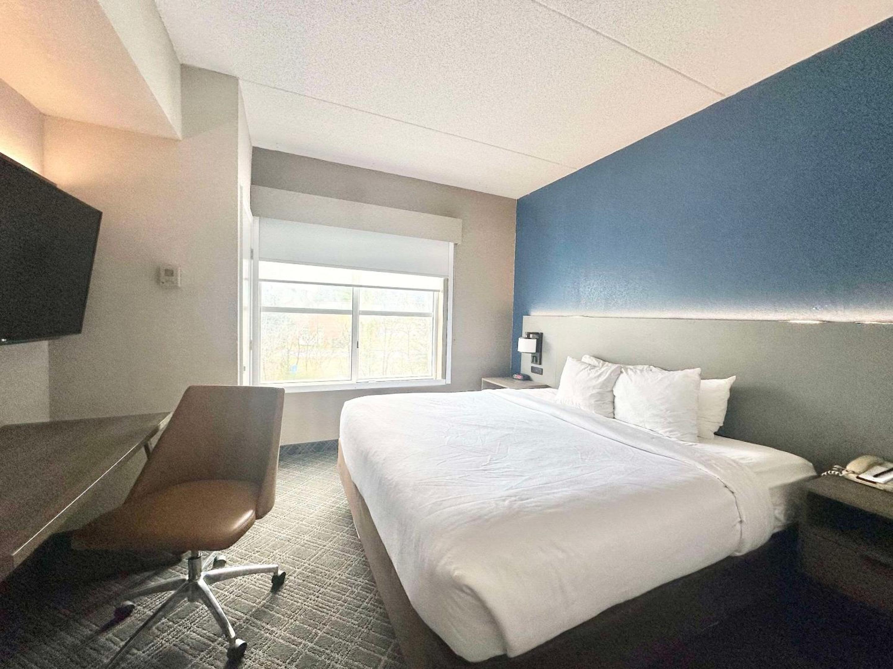 Standard King Room - Non-Smoking  - Photo 11