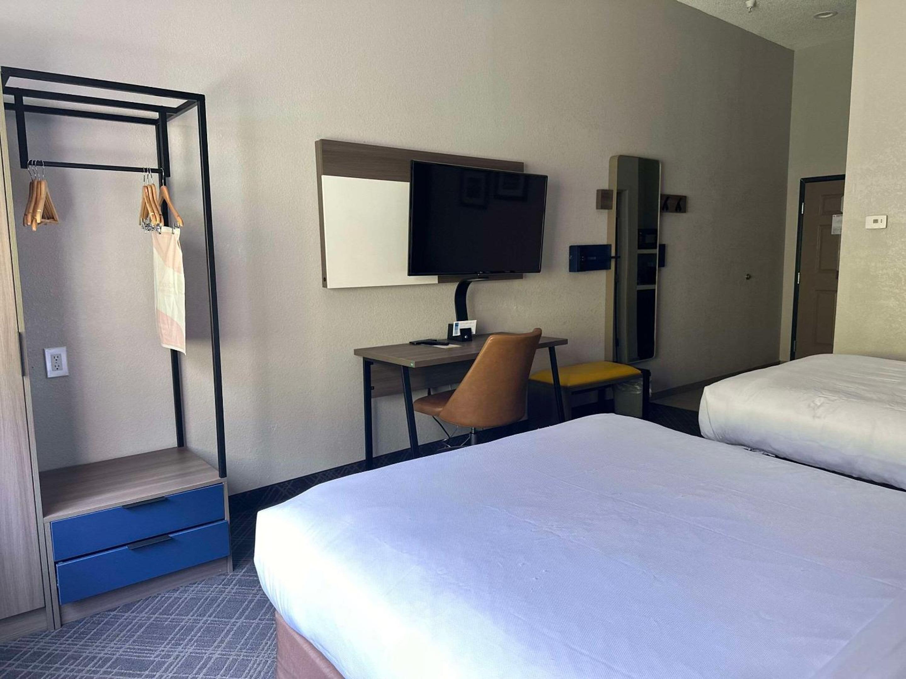 Standard Queen Room with Two Queen Beds - Non-Smoking - Photo 4