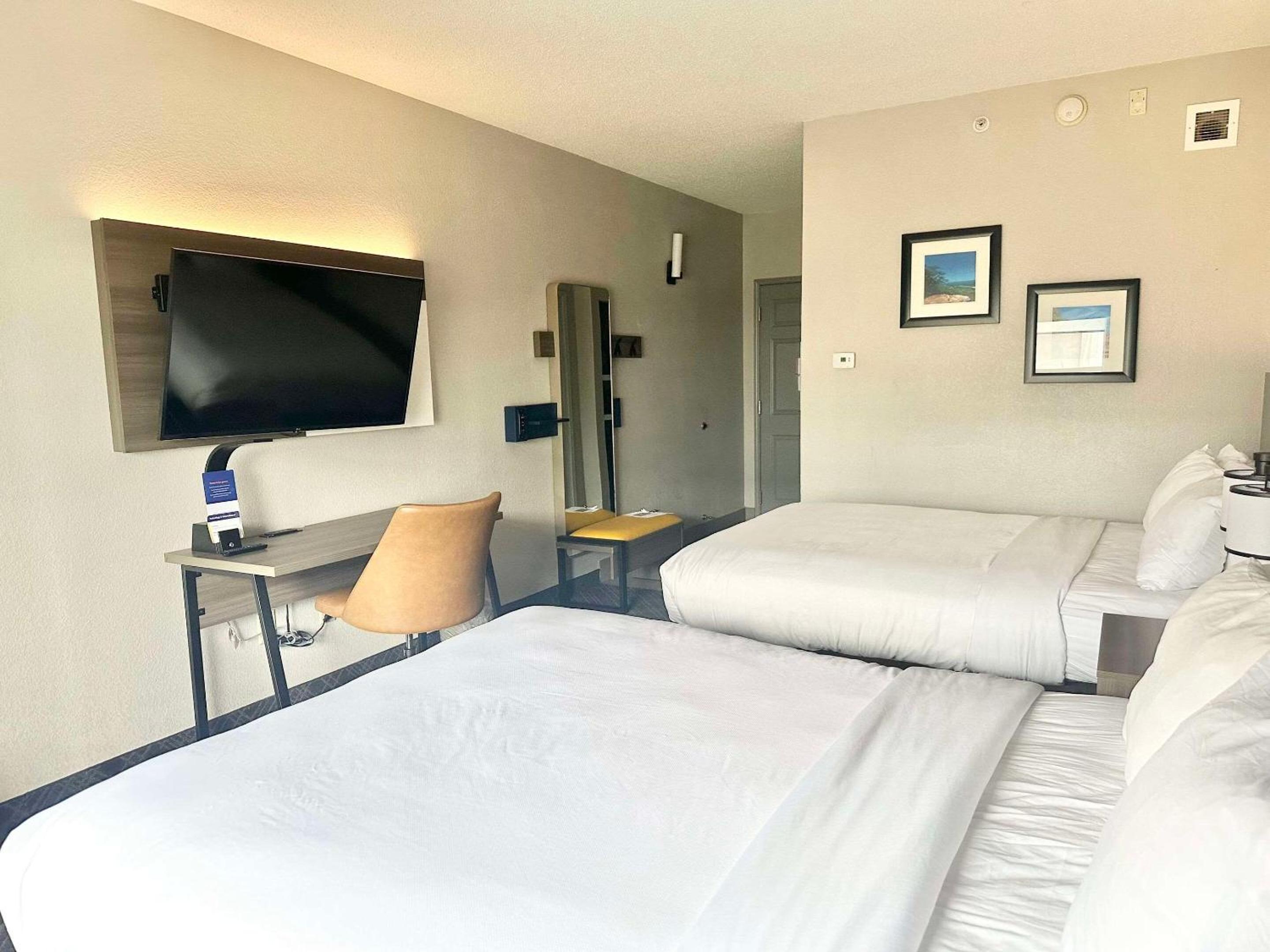 Standard Queen Room with Two Queen Beds - Non-Smoking - Photo 3