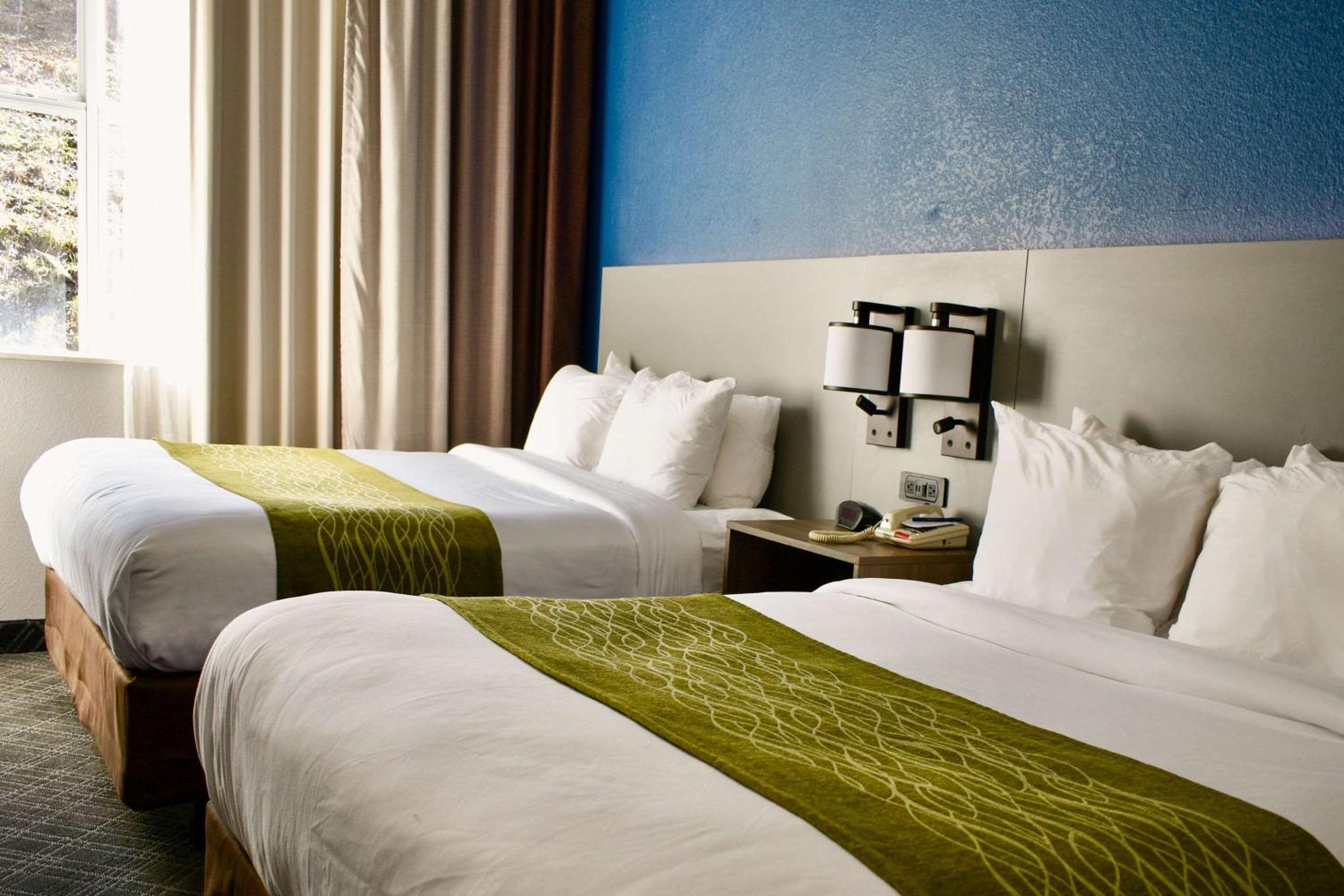Standard Queen Room with Two Queen Beds - Non-Smoking - Photo 2
