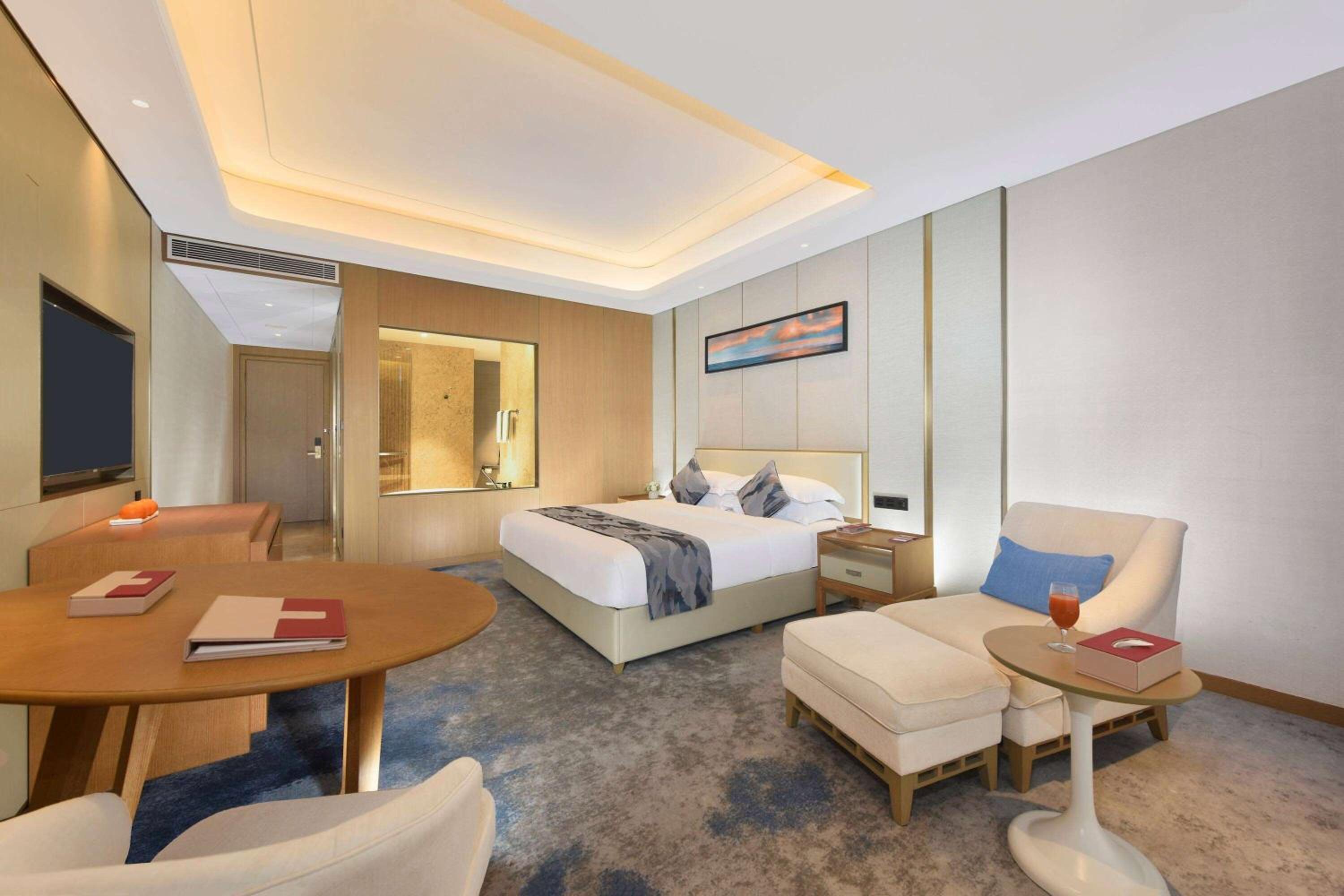 Deluxe King Room with City View - Non-Smoking photo 2