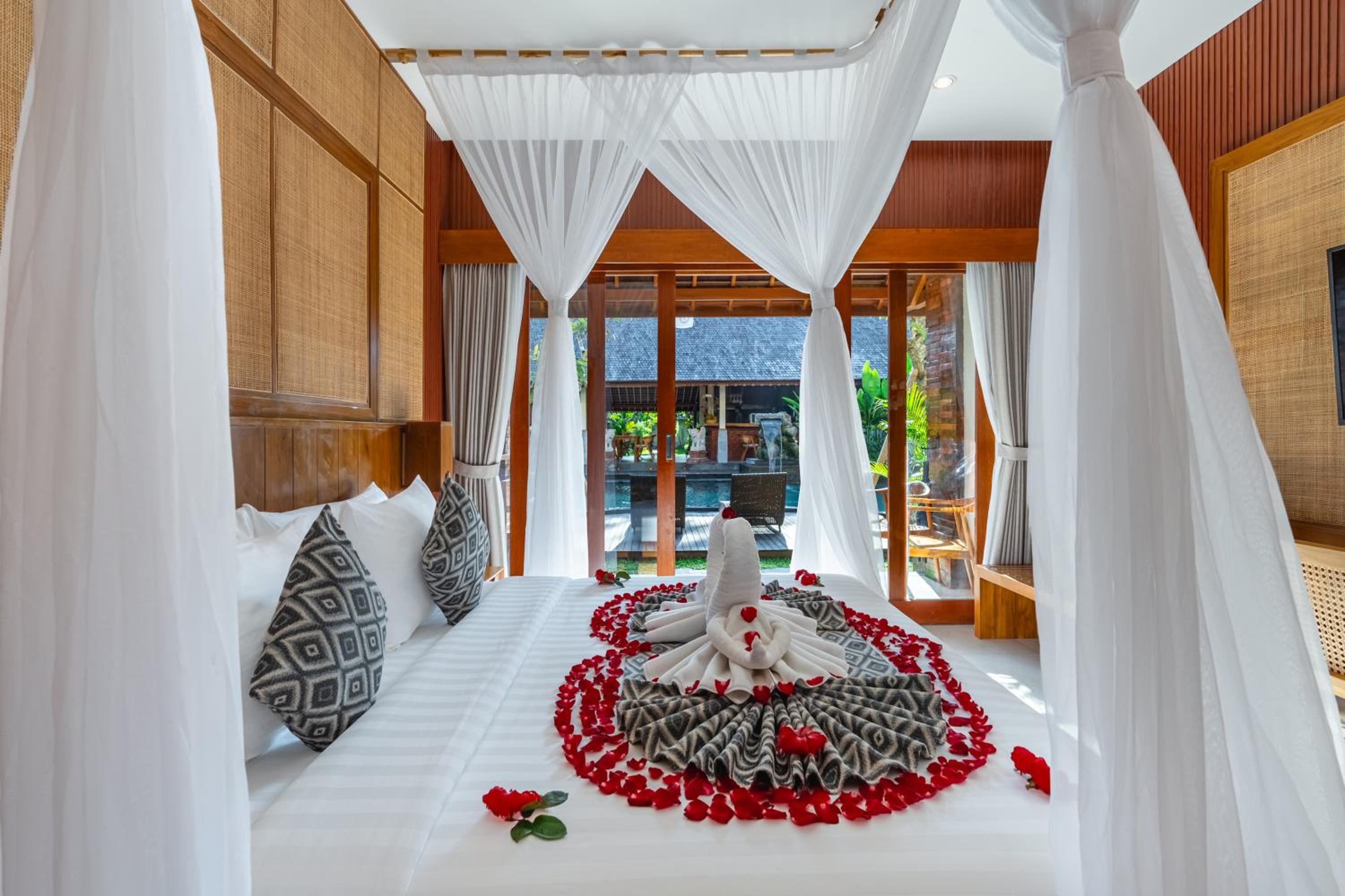 Deluxe Room with Pool View - Photo 17