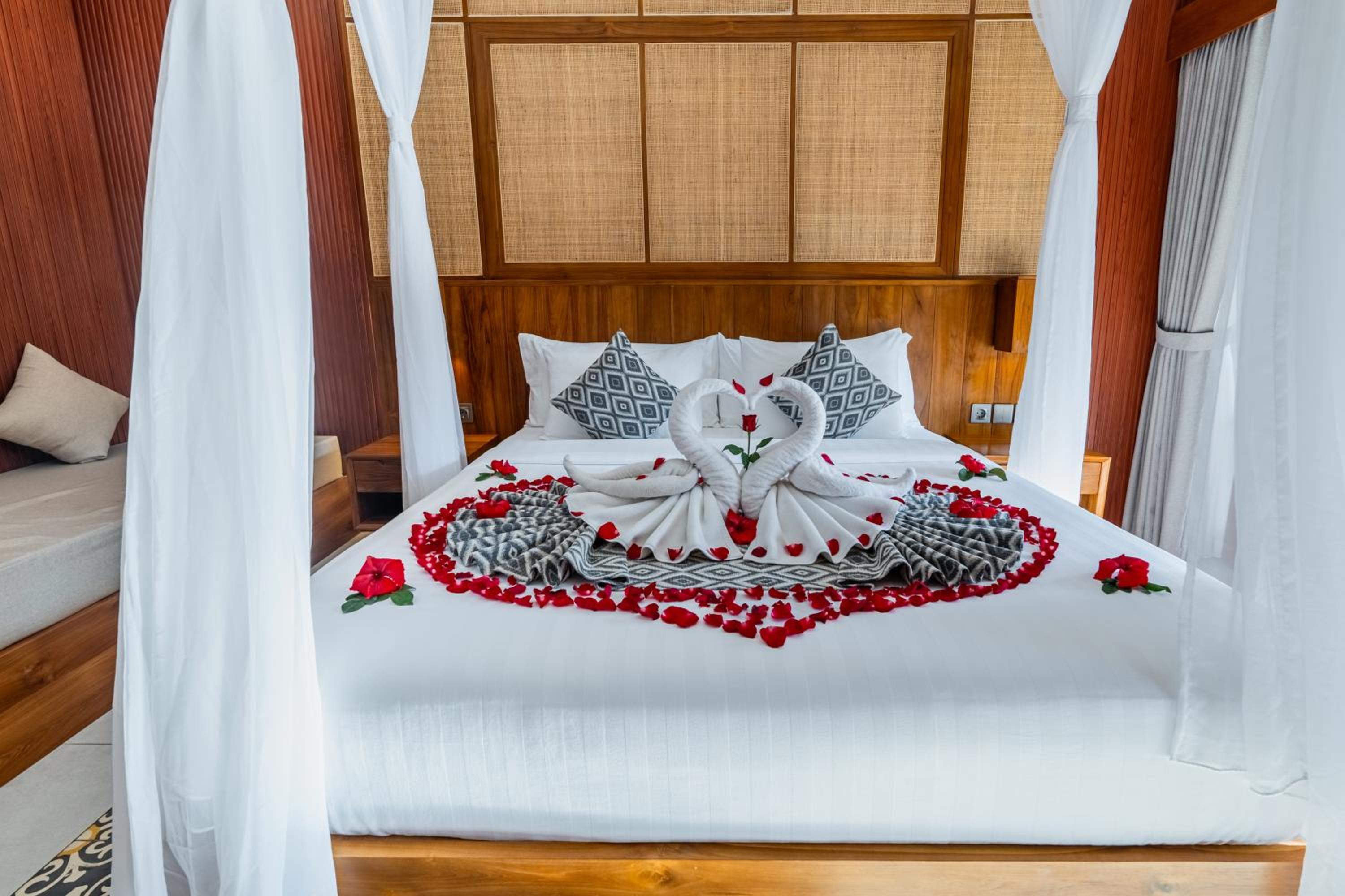 Deluxe Room with Pool View - Photo 16