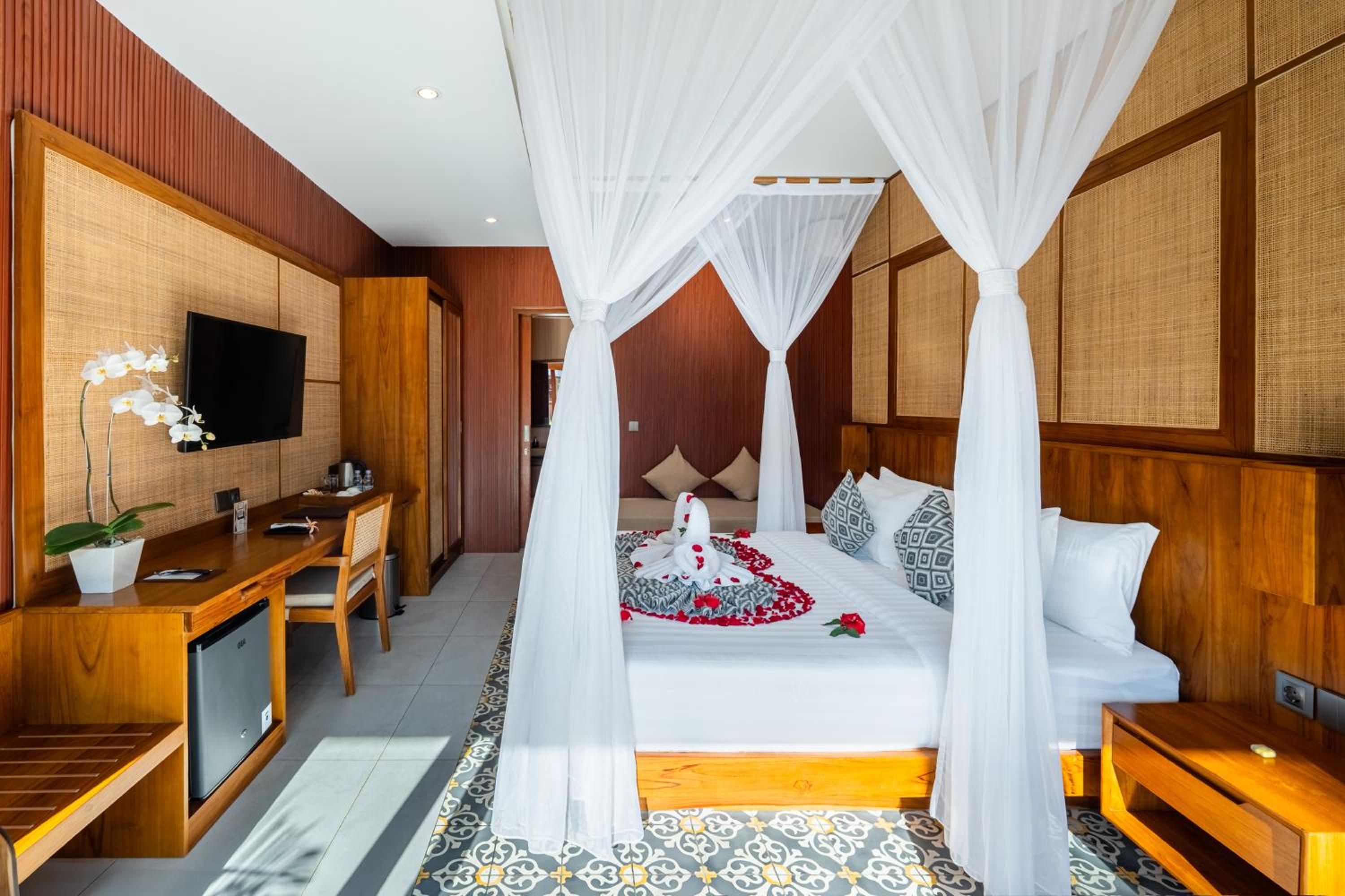Superior Room with Pool View - Photo 34