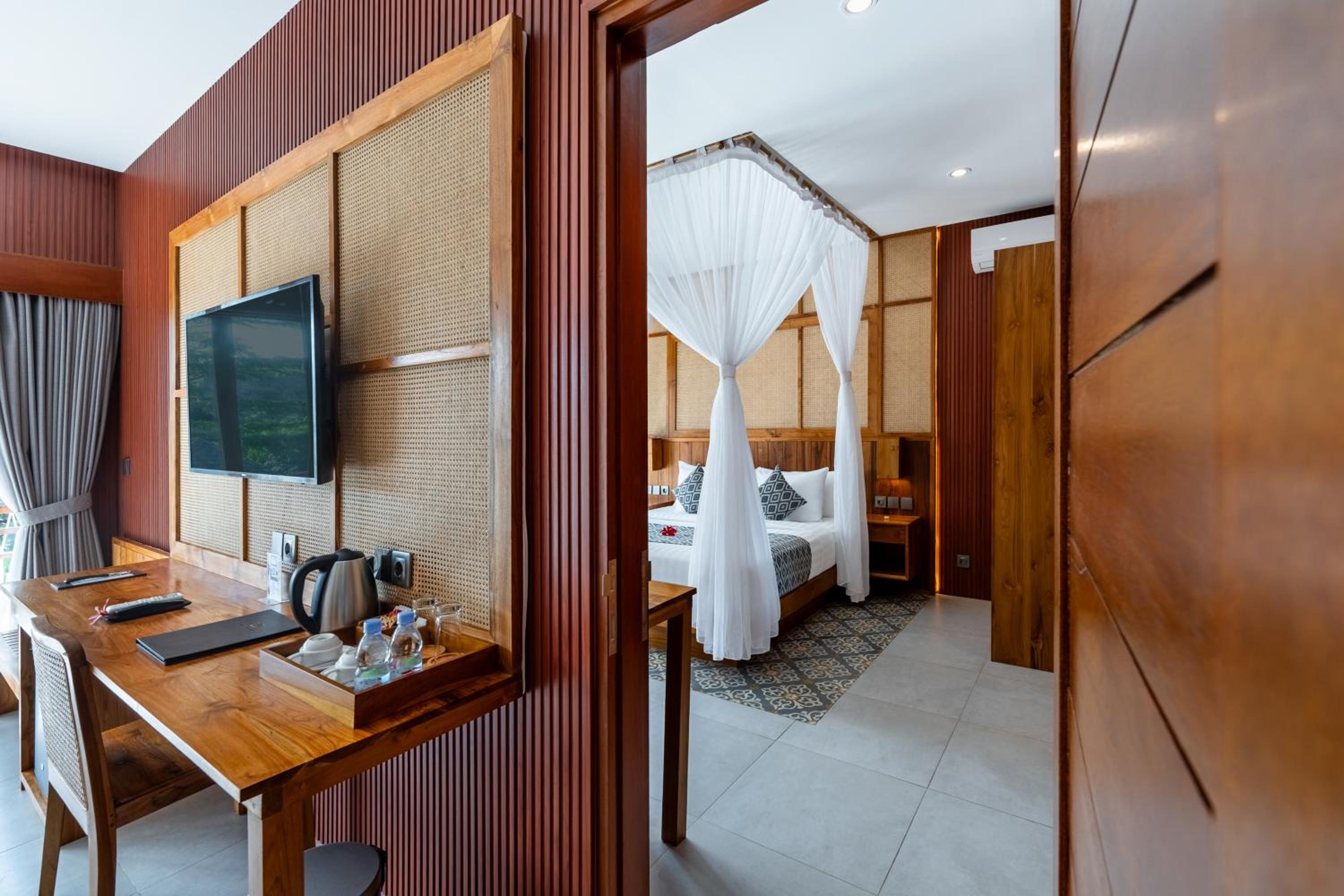 Deluxe Room with Pool View - Photo 29