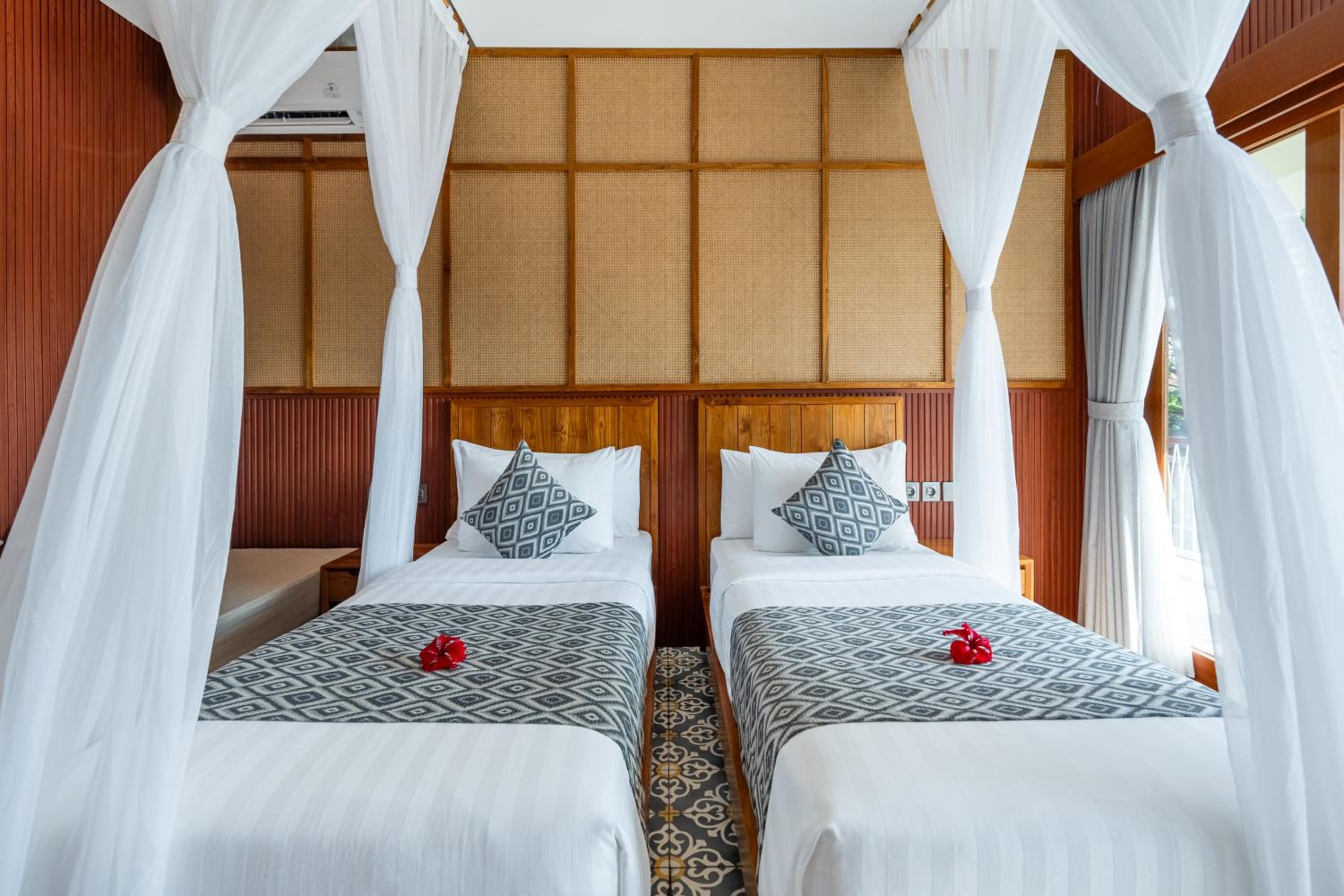 Superior Room with Pool View - Photo 19