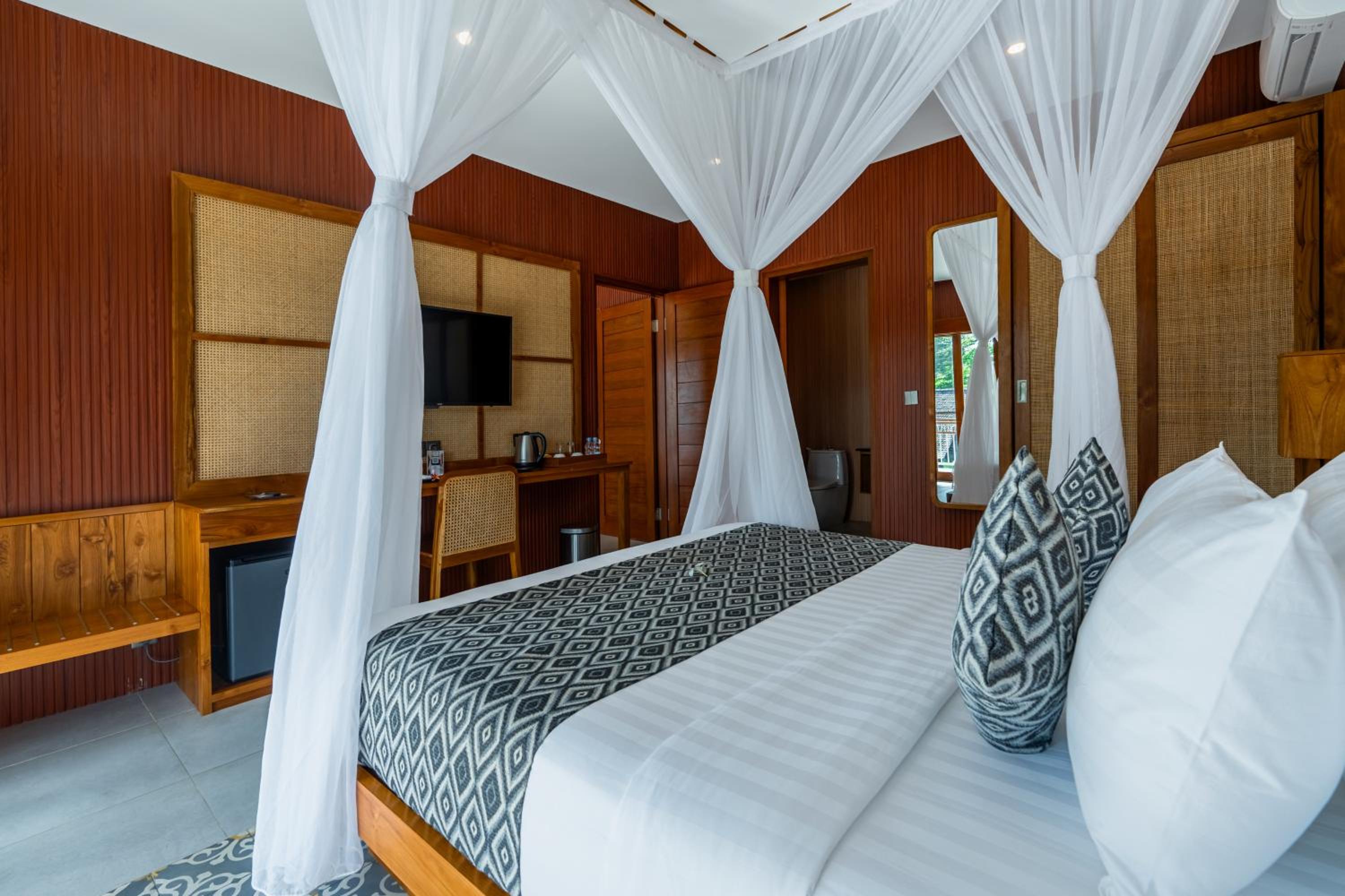 Superior Room with Pool View - Photo 35