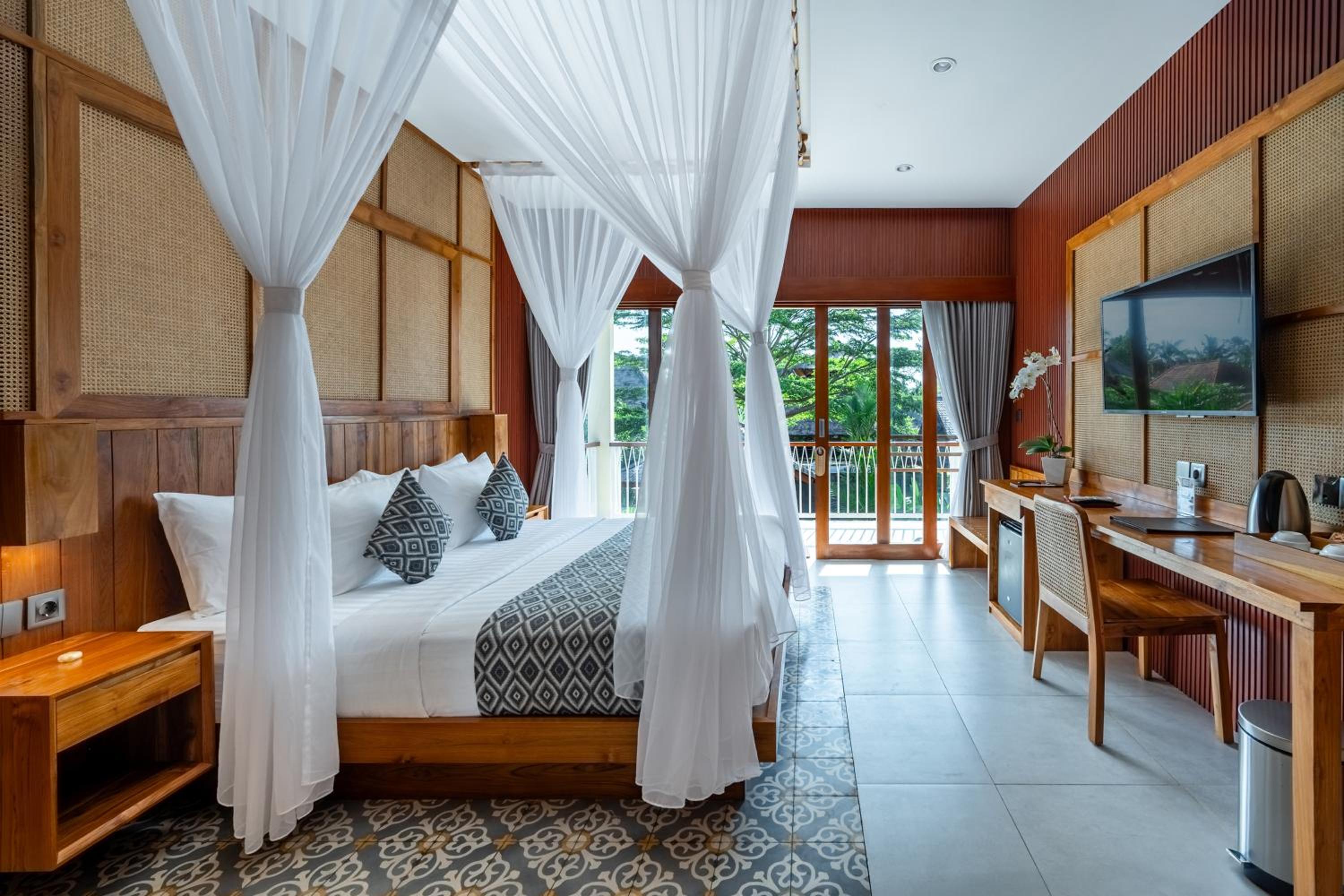 Superior Room with Pool View - Photo 16