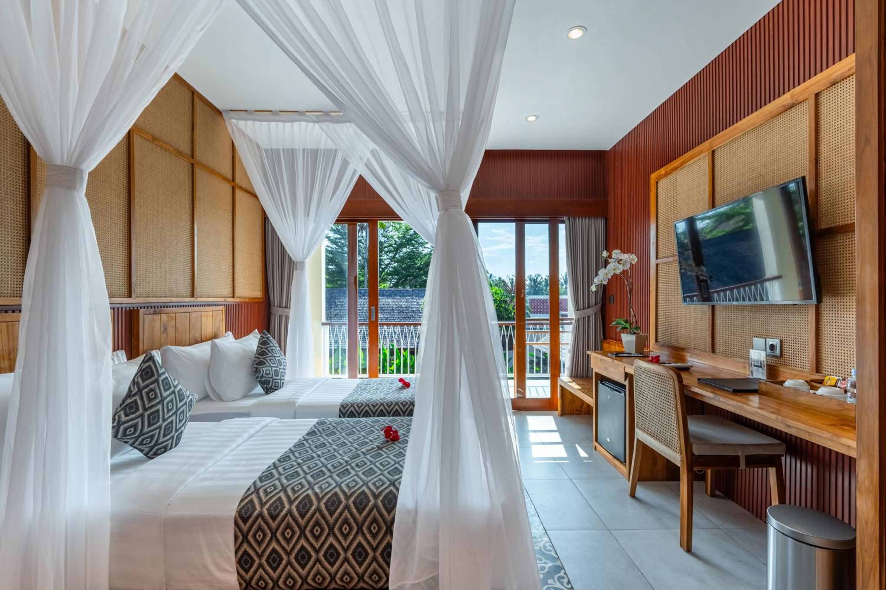 Superior Room with Pool View - Photo 36