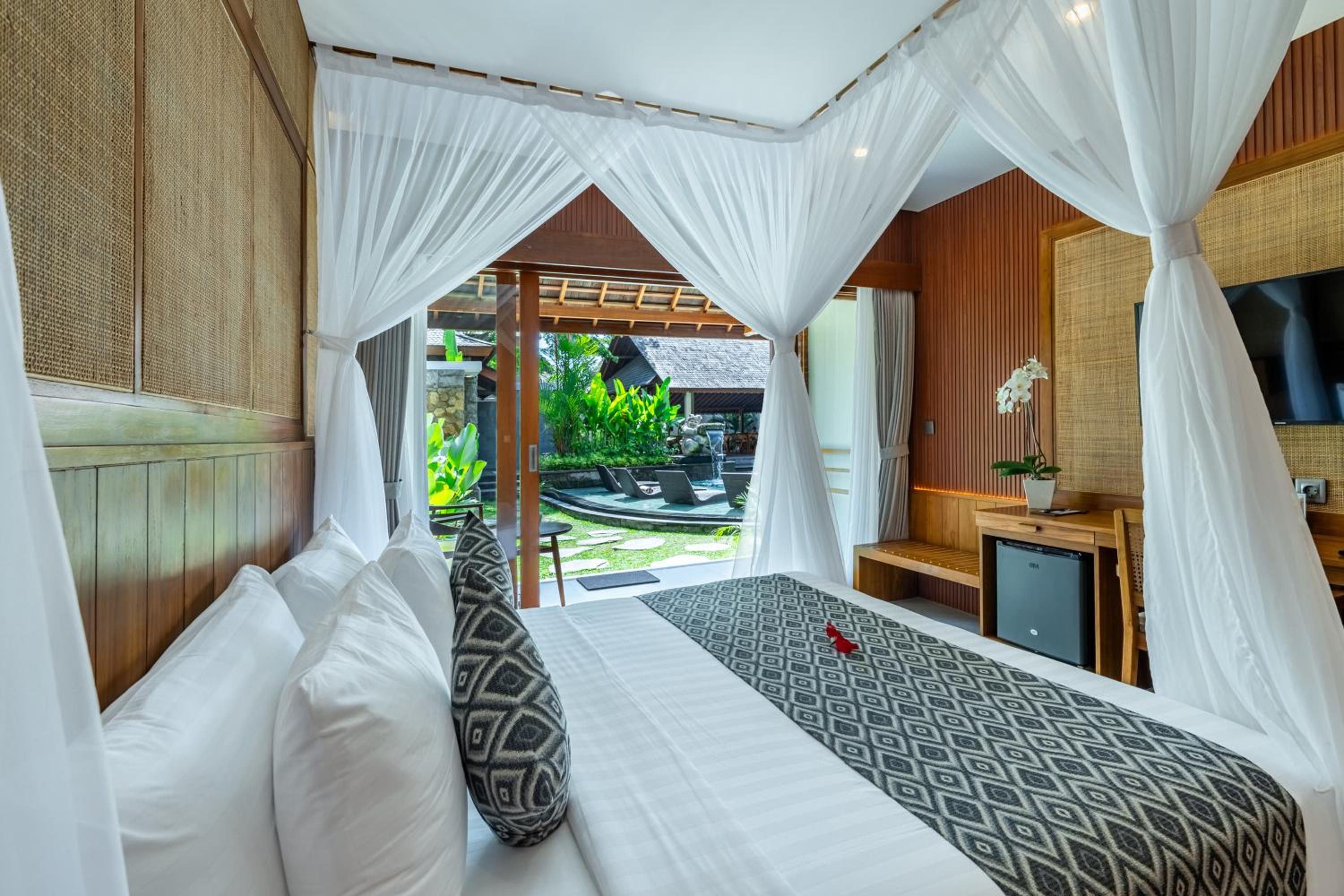 Superior Room with Pool View - Photo 15