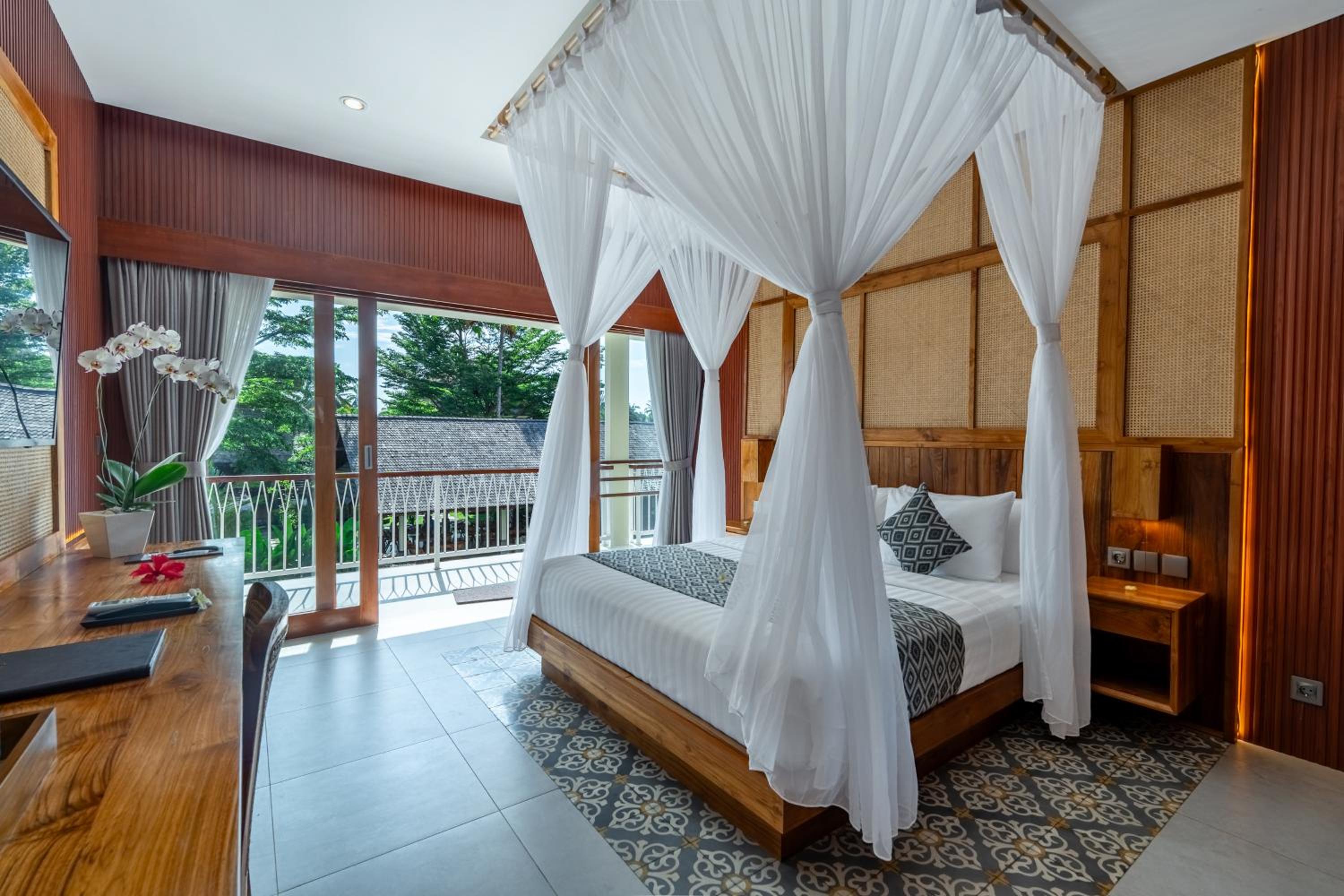Superior Room with Pool View - Photo 14