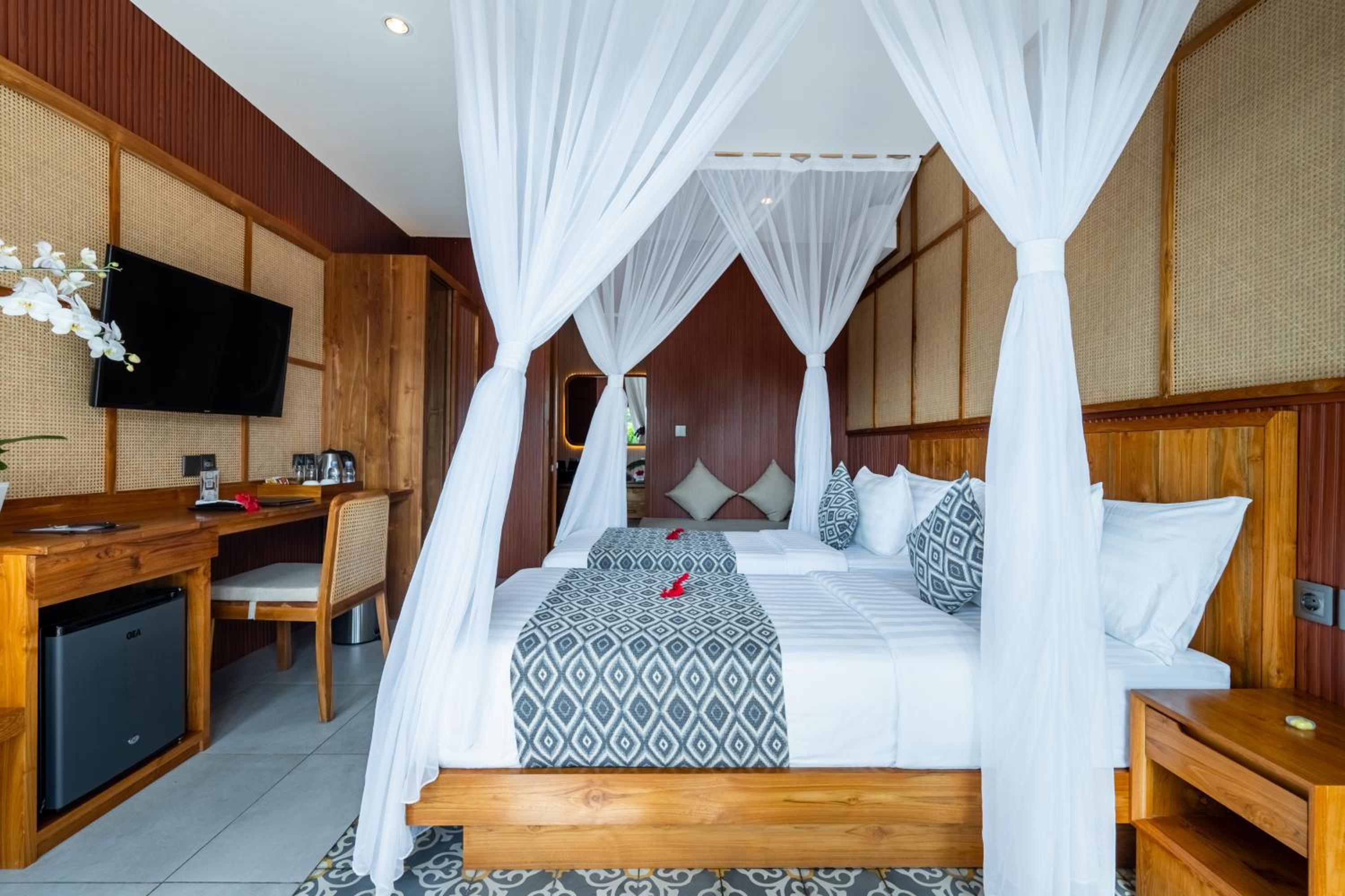 Superior Room with Pool View - Photo 38