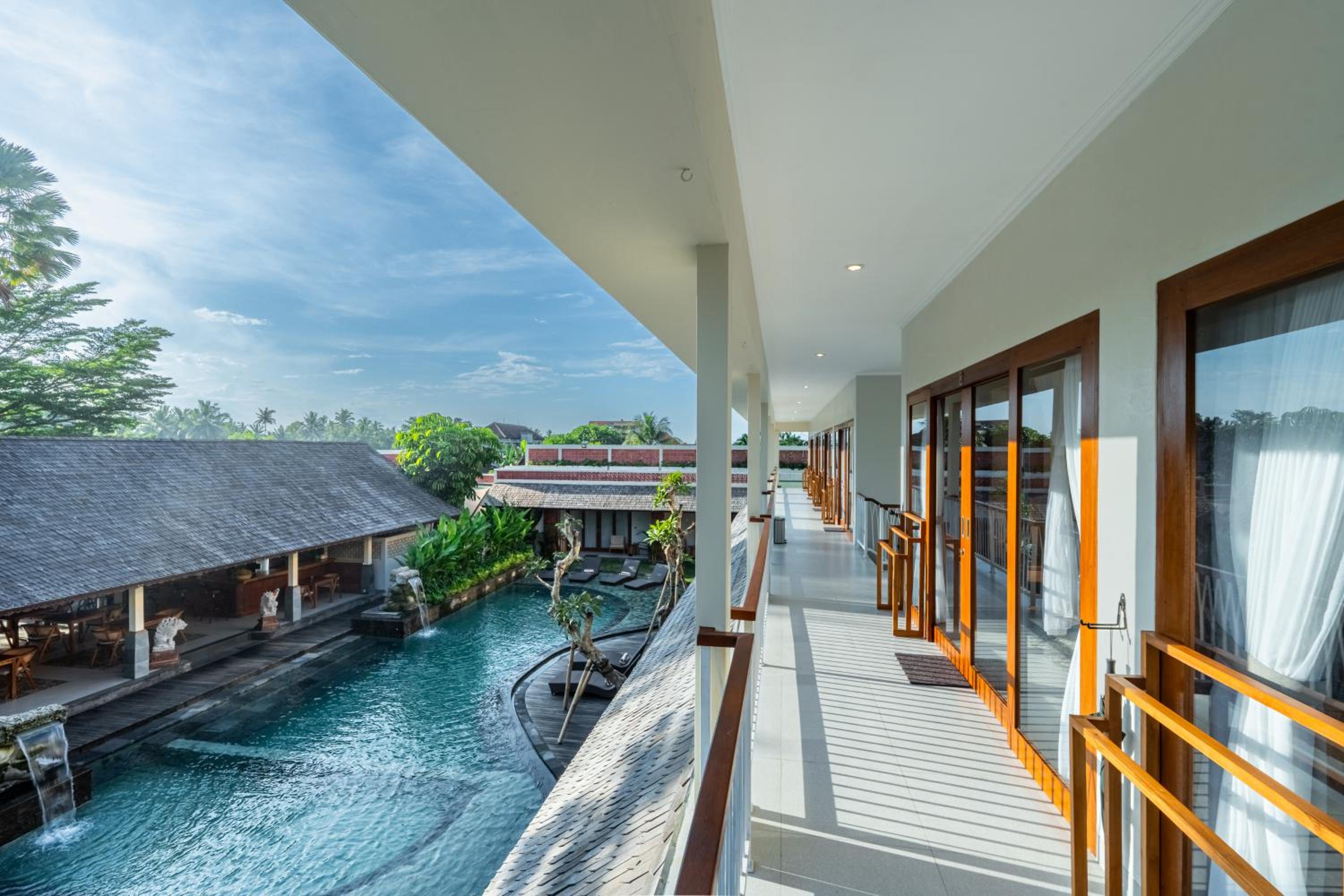 Deluxe Room with Pool View - Photo 14
