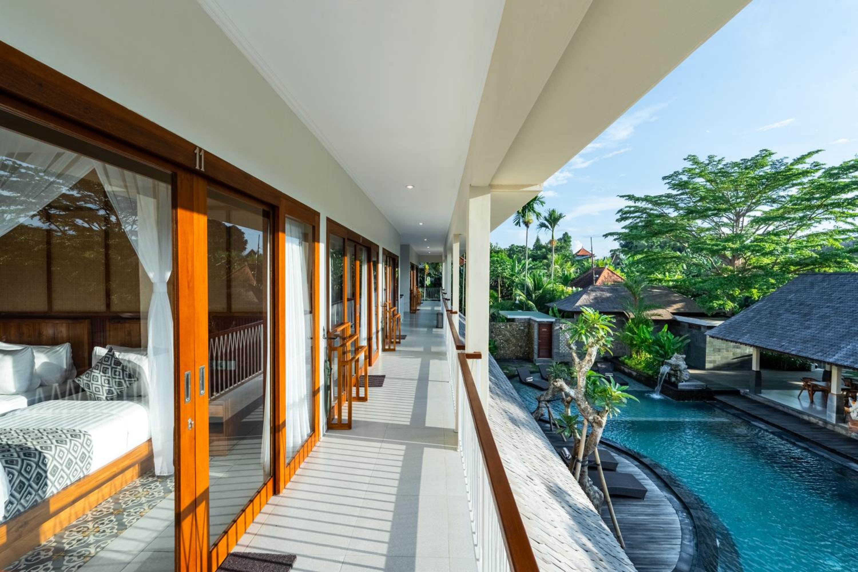 Superior Room with Pool View - Photo 11