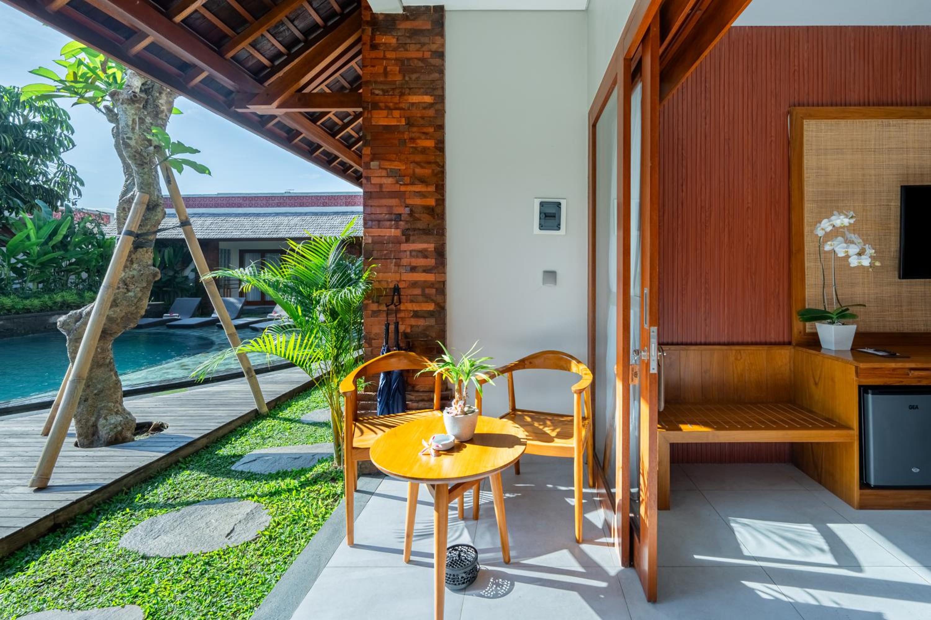 Deluxe Room with Pool View - Photo 13