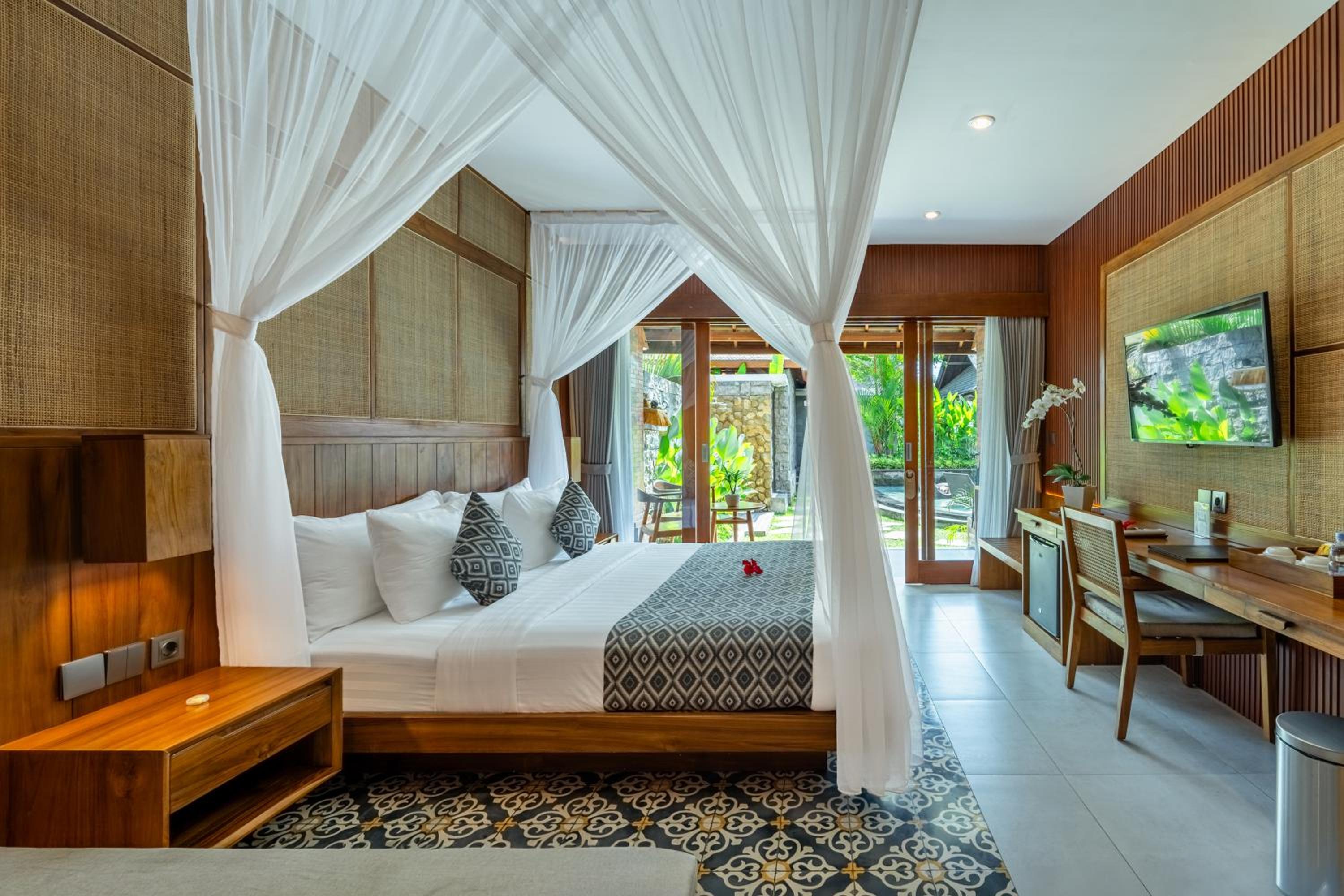 Superior Room with Pool View - Photo 37