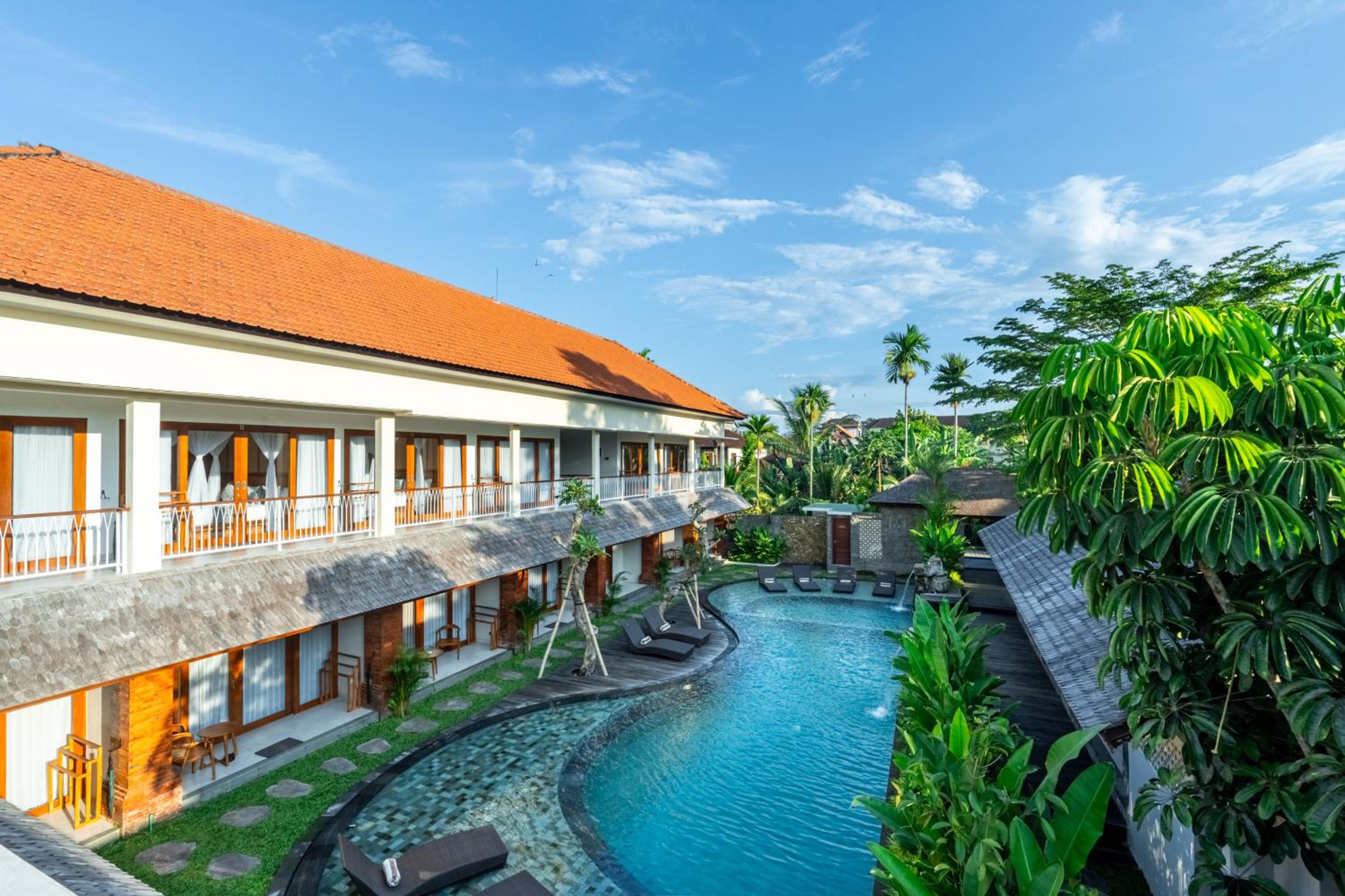 Deluxe Room with Pool View - Photo 18