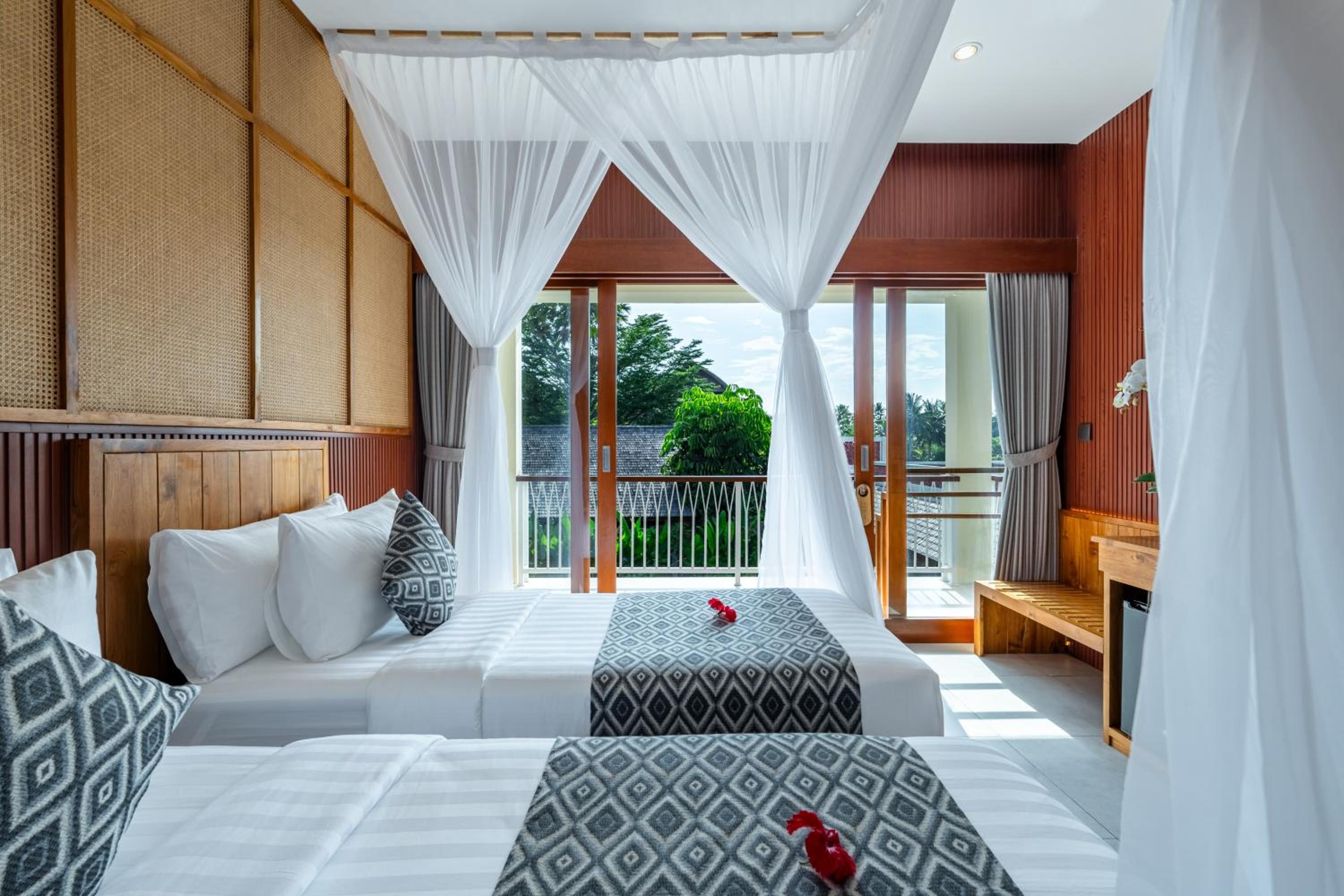 Superior Room with Pool View - Photo 10