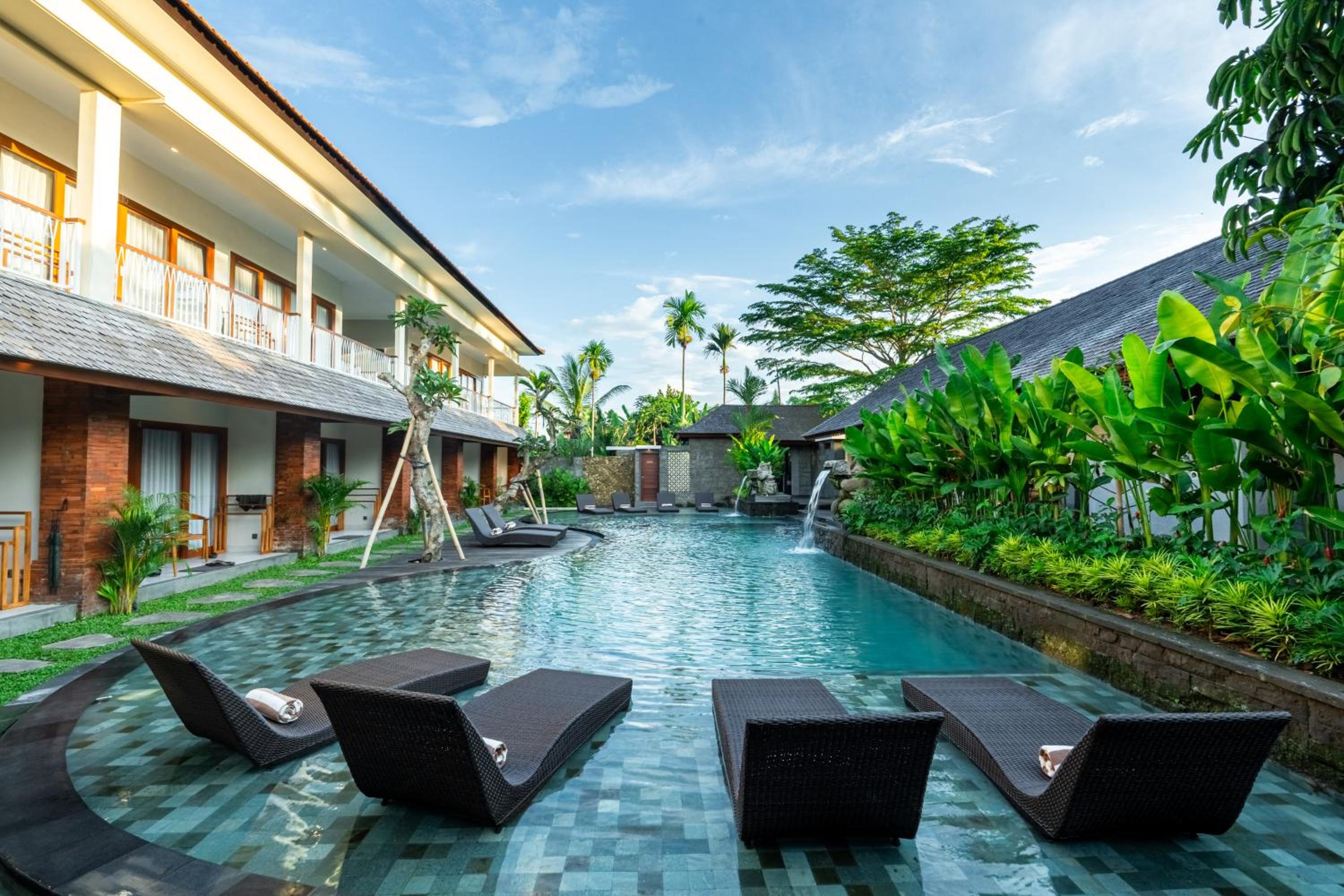 Superior Room with Pool View - Photo 8